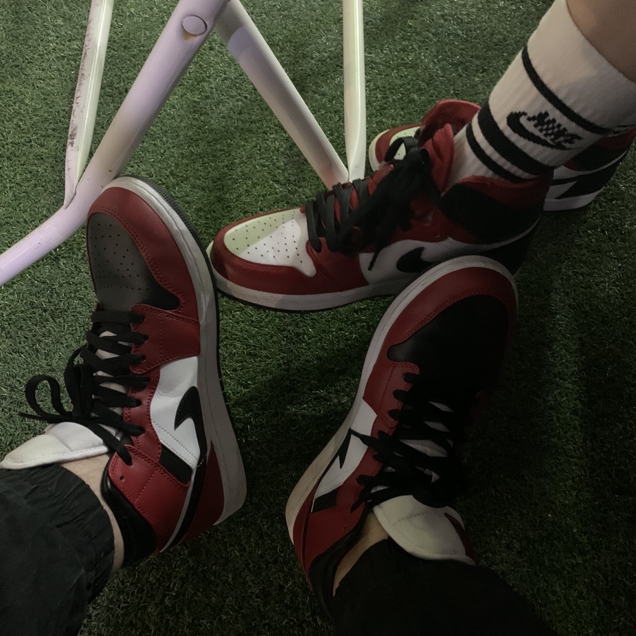 Jordan 1 Mid Chicago Black Toe, (W) Jordan 1 Retro High Satin Red 착용 스타일