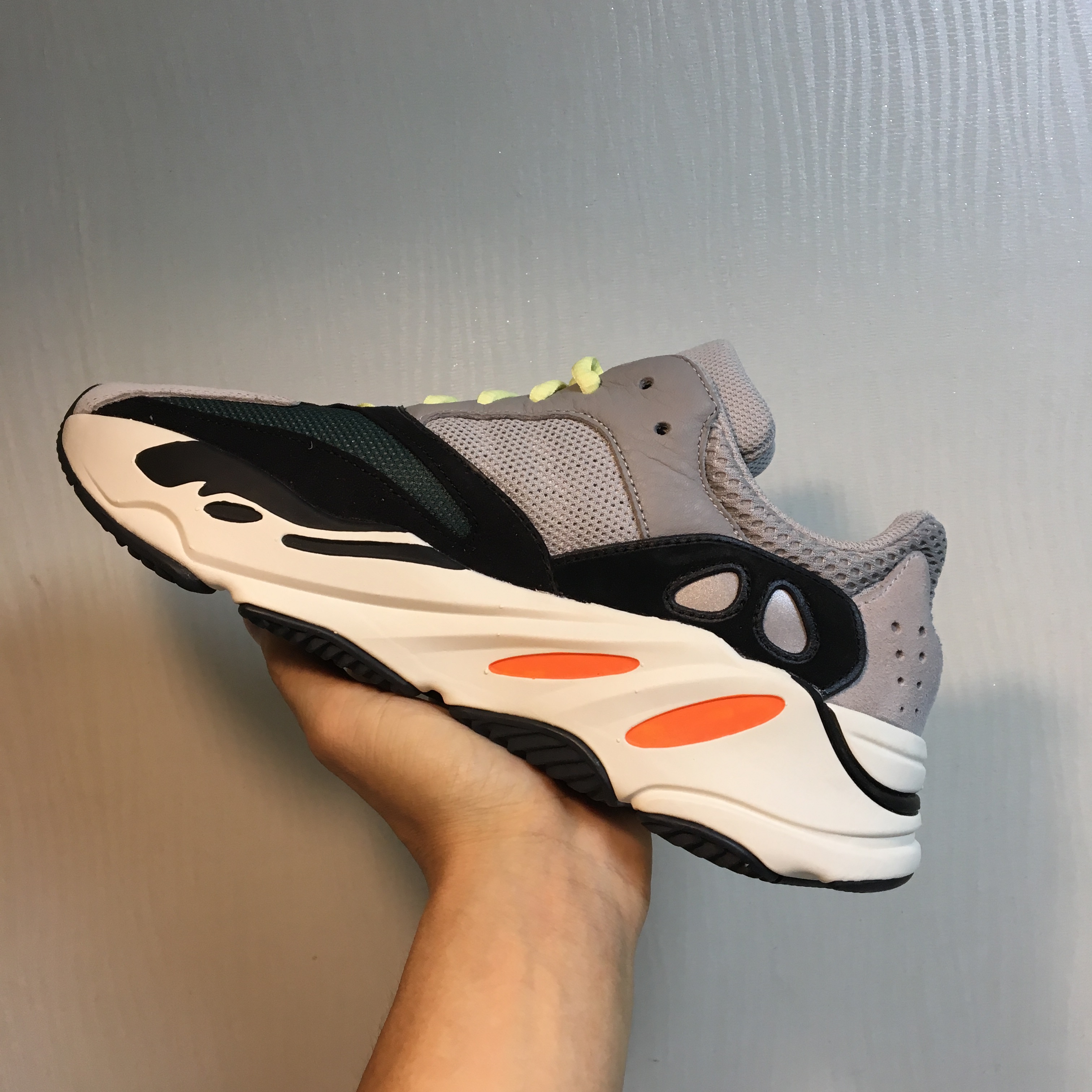 Adidas Yeezy Boost 700 Wave Runner Solid Grey 2017/2019 착용 스타일 - 3