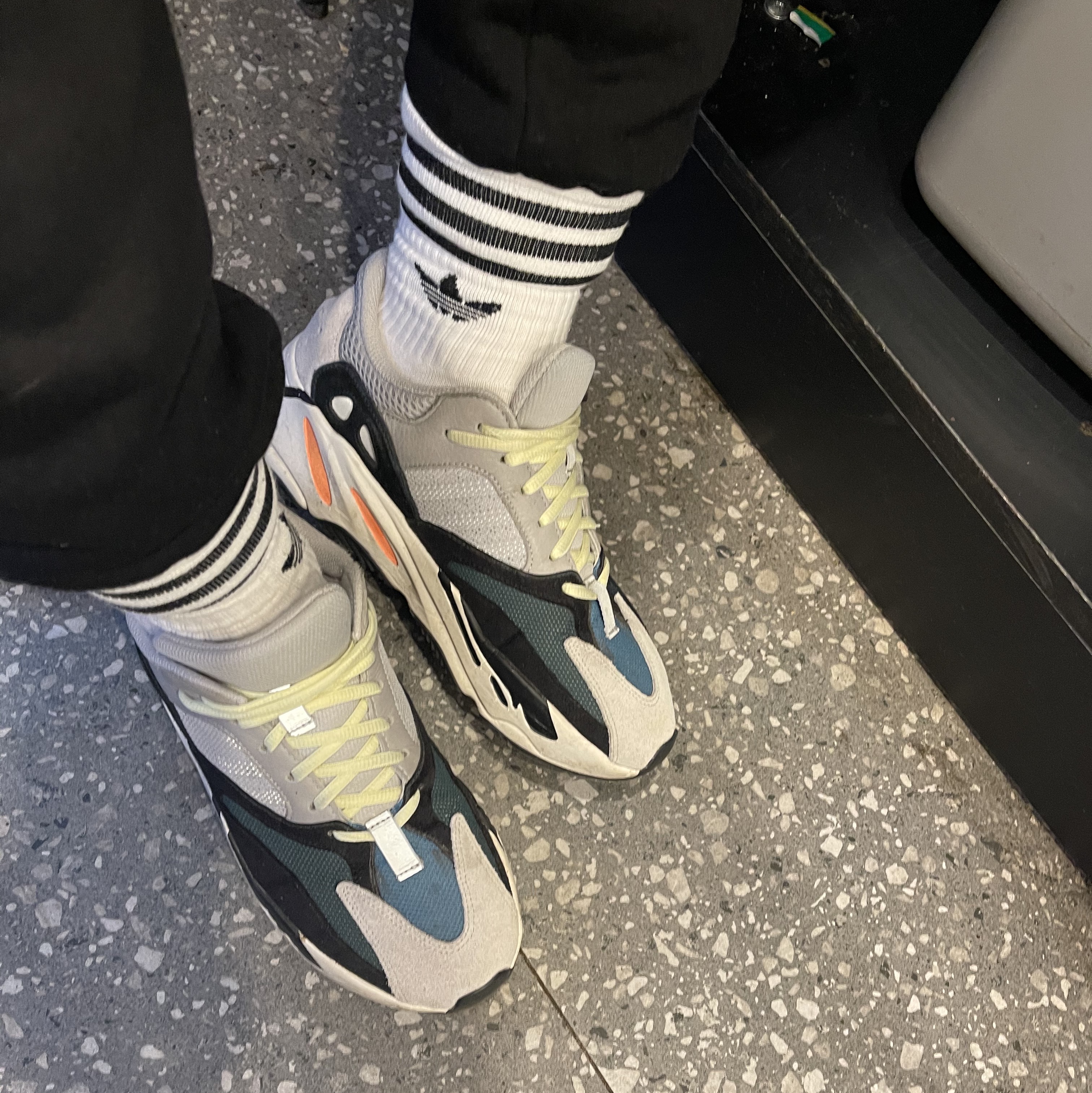 Adidas Yeezy Boost 700 Wave Runner Solid Grey 2017/2019 착용 스타일