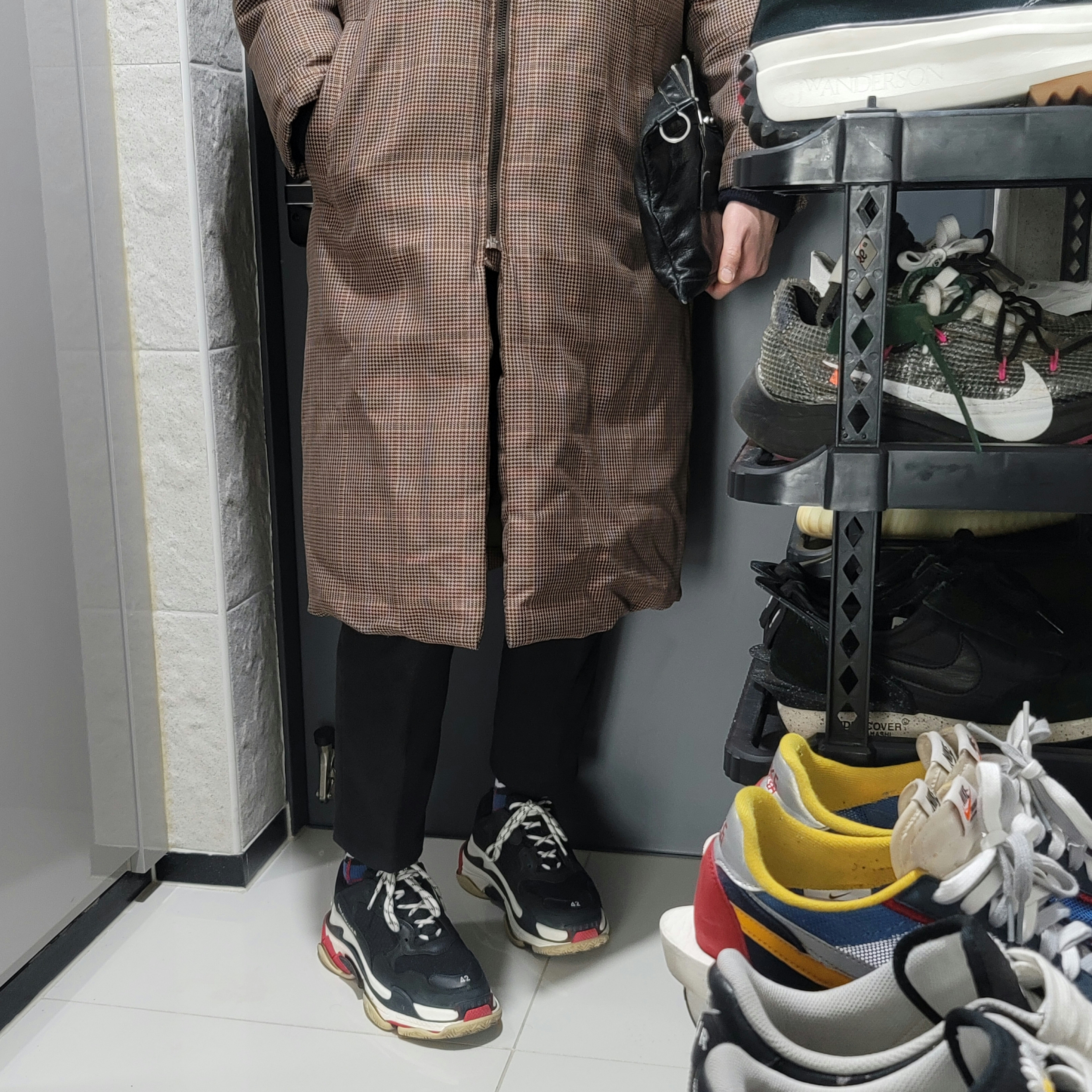Balenciaga Triple S Trainer Black White Red 2018, Nike x Sacai LDWaffle Blue Multi 착용 스타일