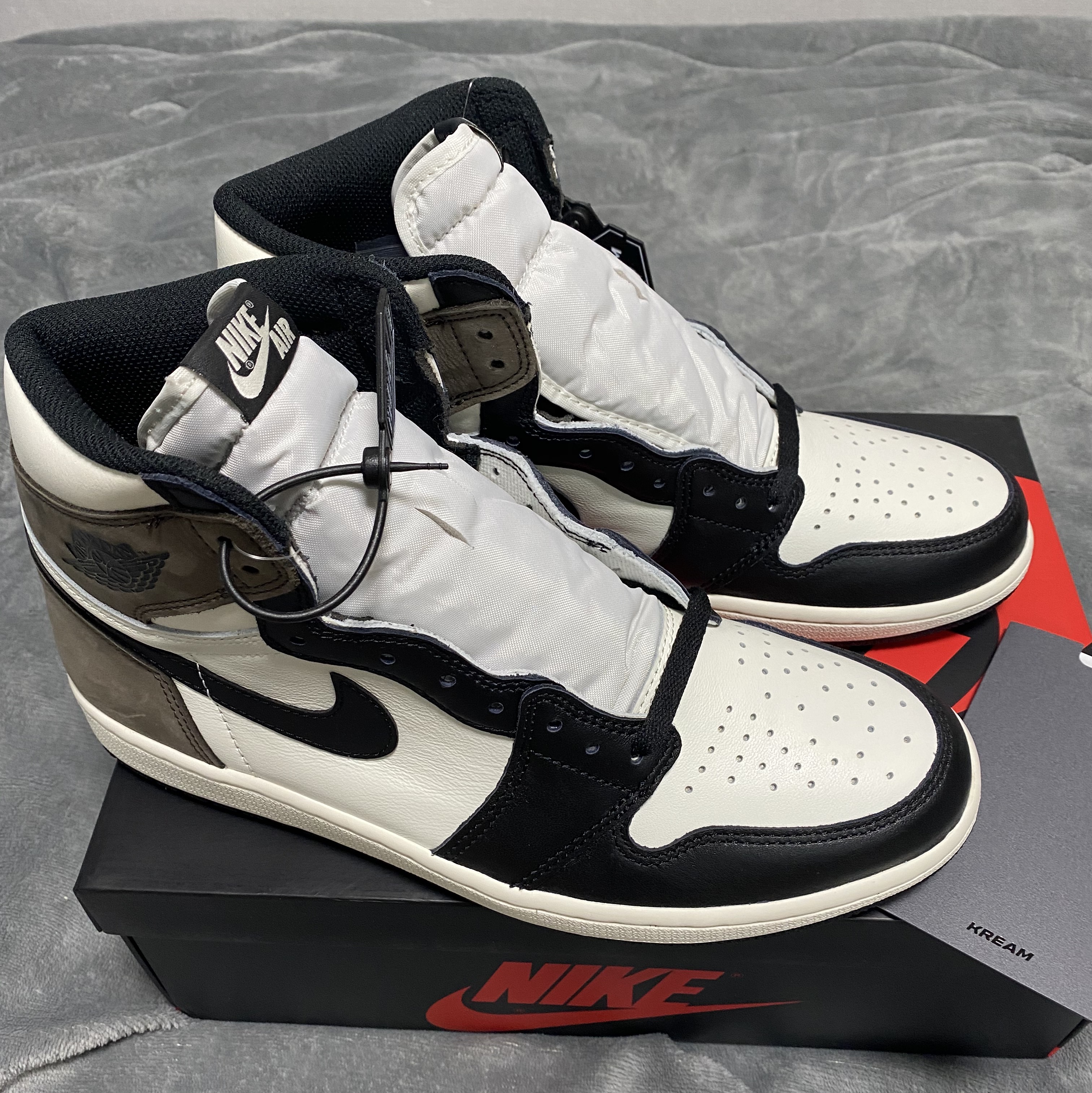 Jordan 1 Retro High OG Black Mocha 착용 스타일