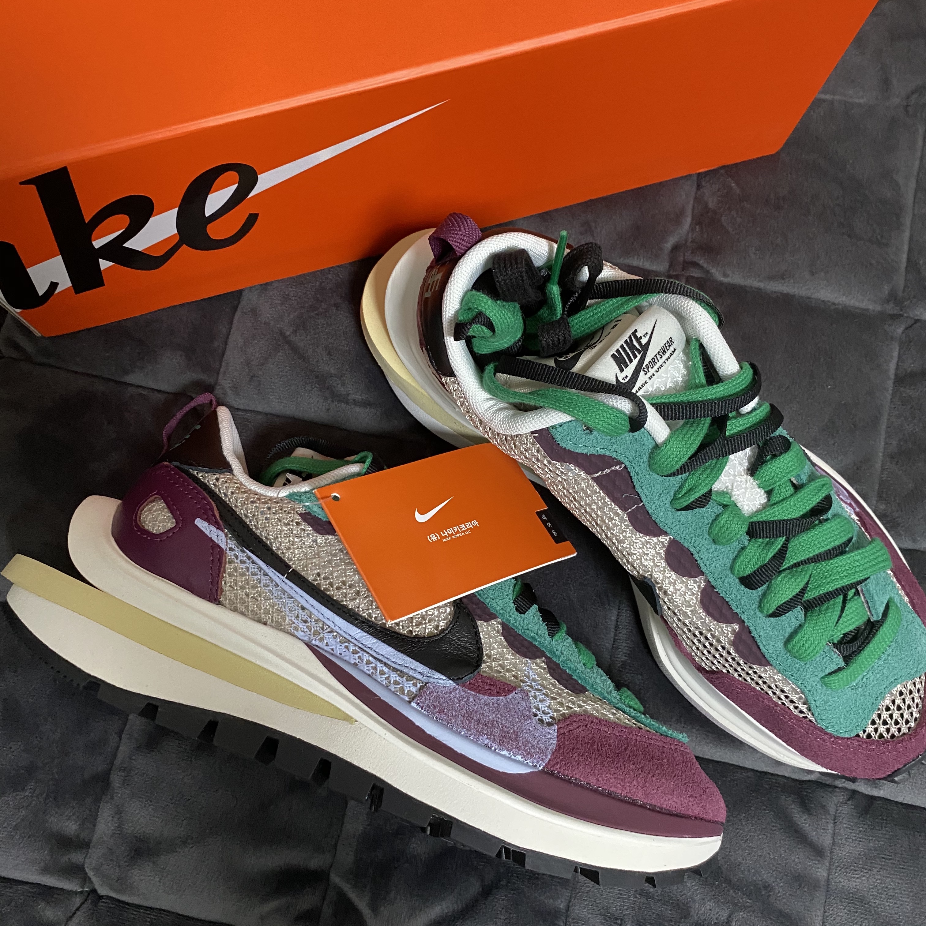 Nike x Sacai VaporWaffle String & Black Villain Red 착용 스타일