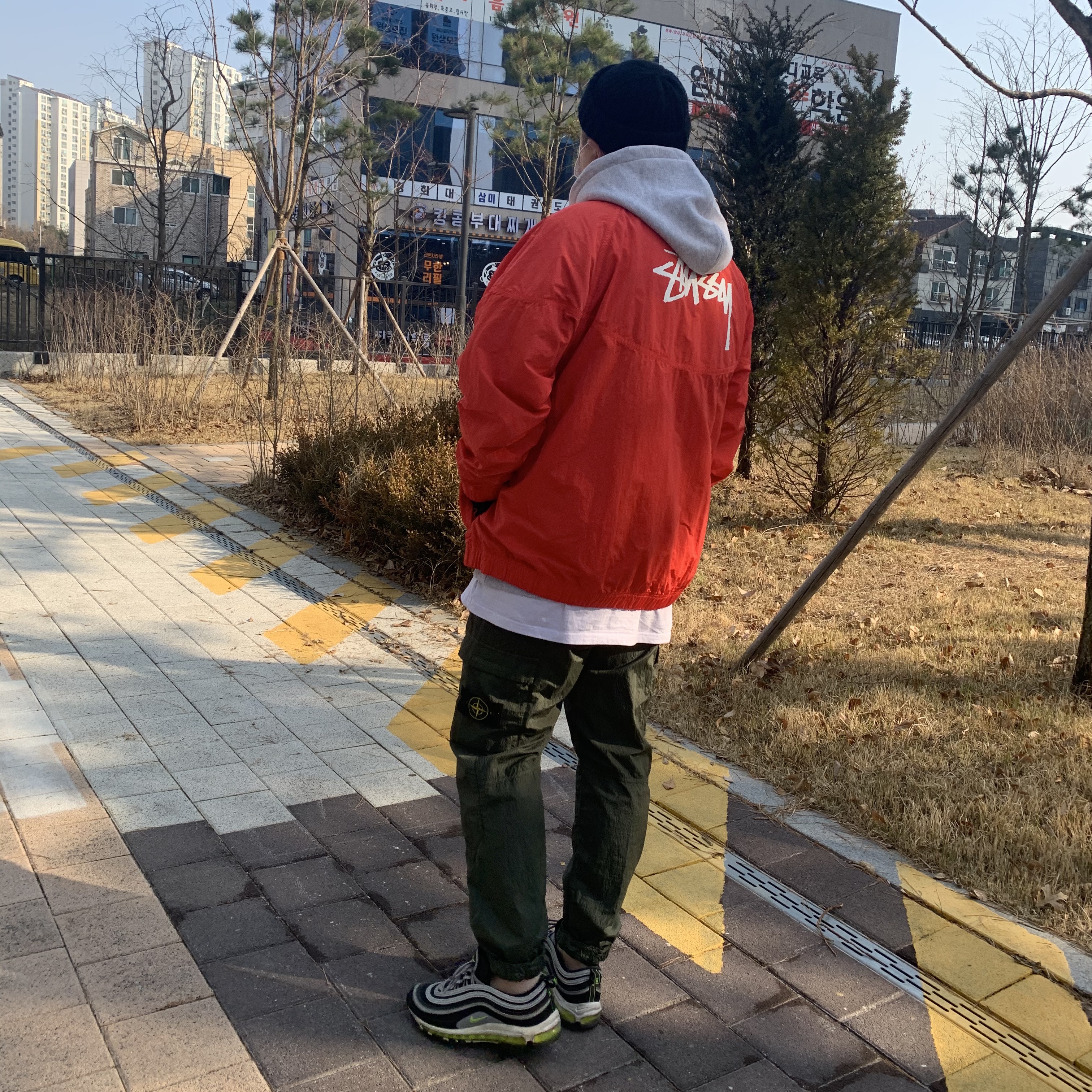 Nike Air Max 97 OG Black Volt Asia, Nike x Stussy Windrunner Jacket Habanero Red 착용 스타일
