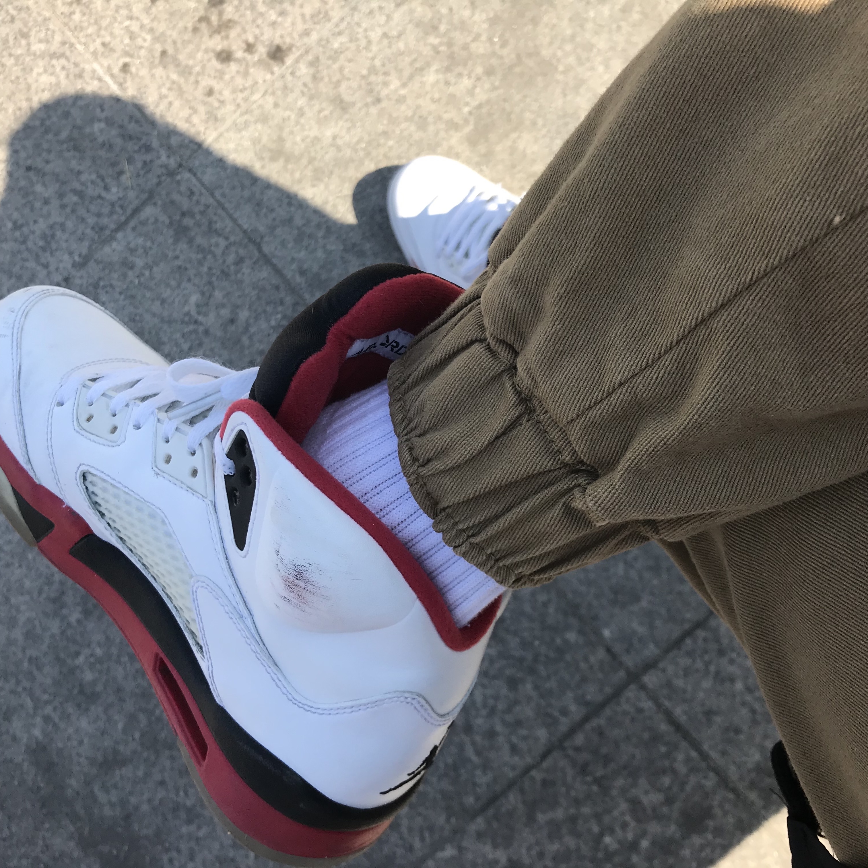Jordan 5 Retro Fire Red Black Tongue 2013 착용 스타일 - 4