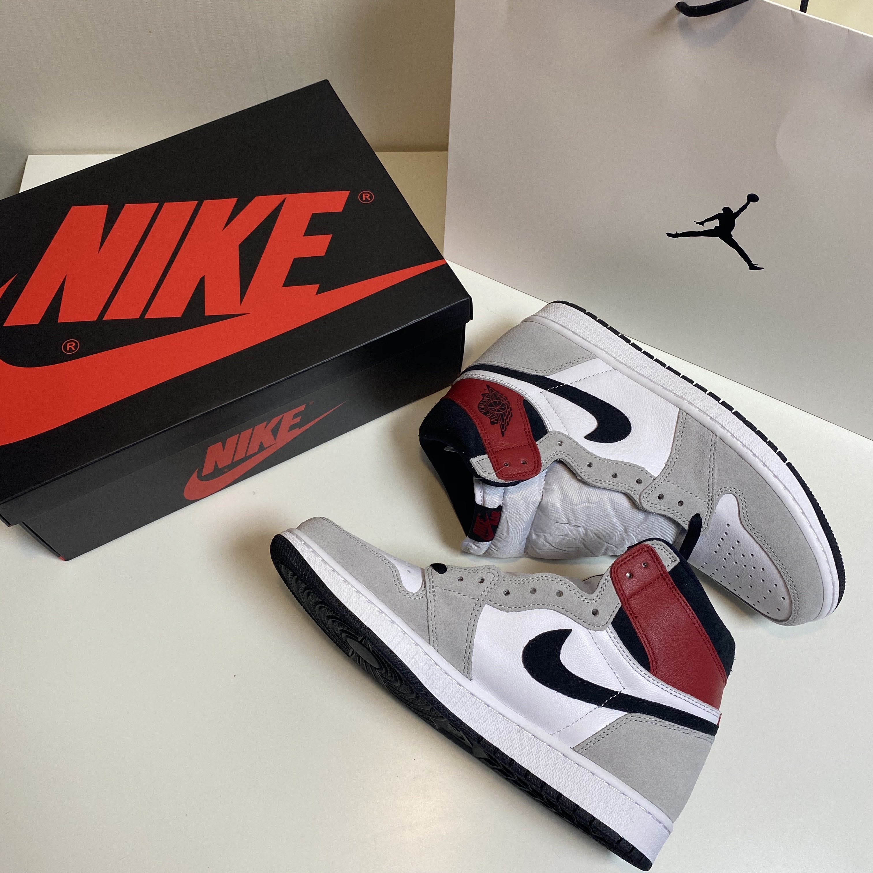 Jordan 1 Retro High OG Light Smoke Grey 착용 스타일 - 3
