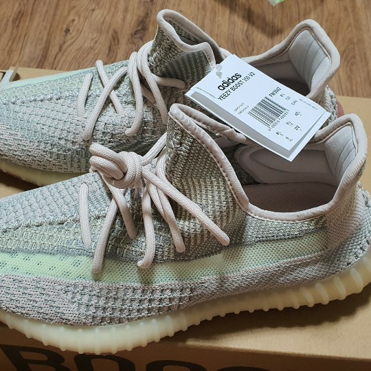 Adidas Yeezy Boost 350 V2 Citrin - Non-Reflective, Adidas Yeezy Boost 350 V2 Cream/Triple White 착용 스타일 - 1