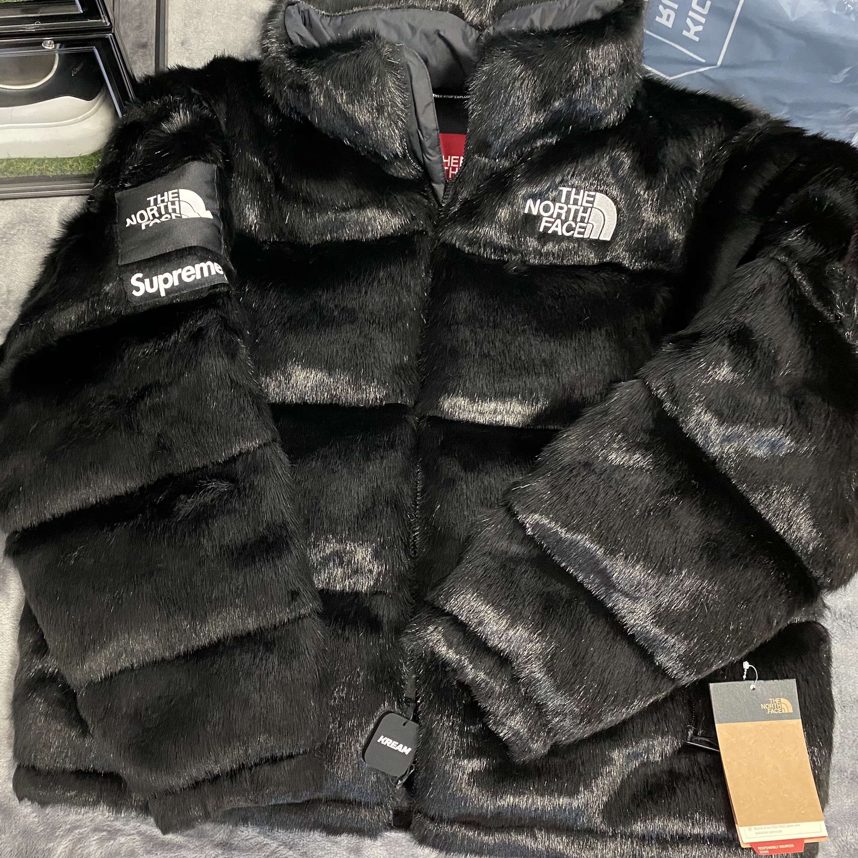 Supreme x The North Face Faux Fur Nuptse Jacket Black - 20FW 착용 스타일 - 2