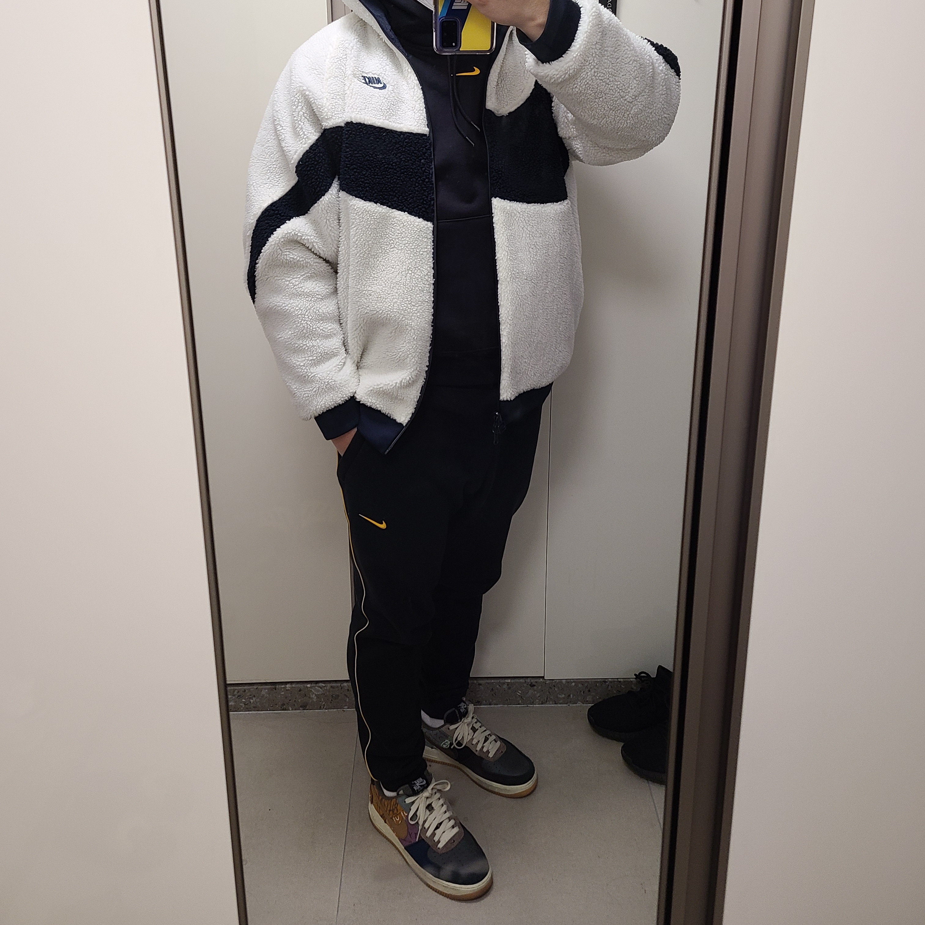 Nike x Travis Scott Air Force 1 Low Cactus Jack, Nike x Drake Nocta Essential Hoodie Black - Asia 착용 스타일