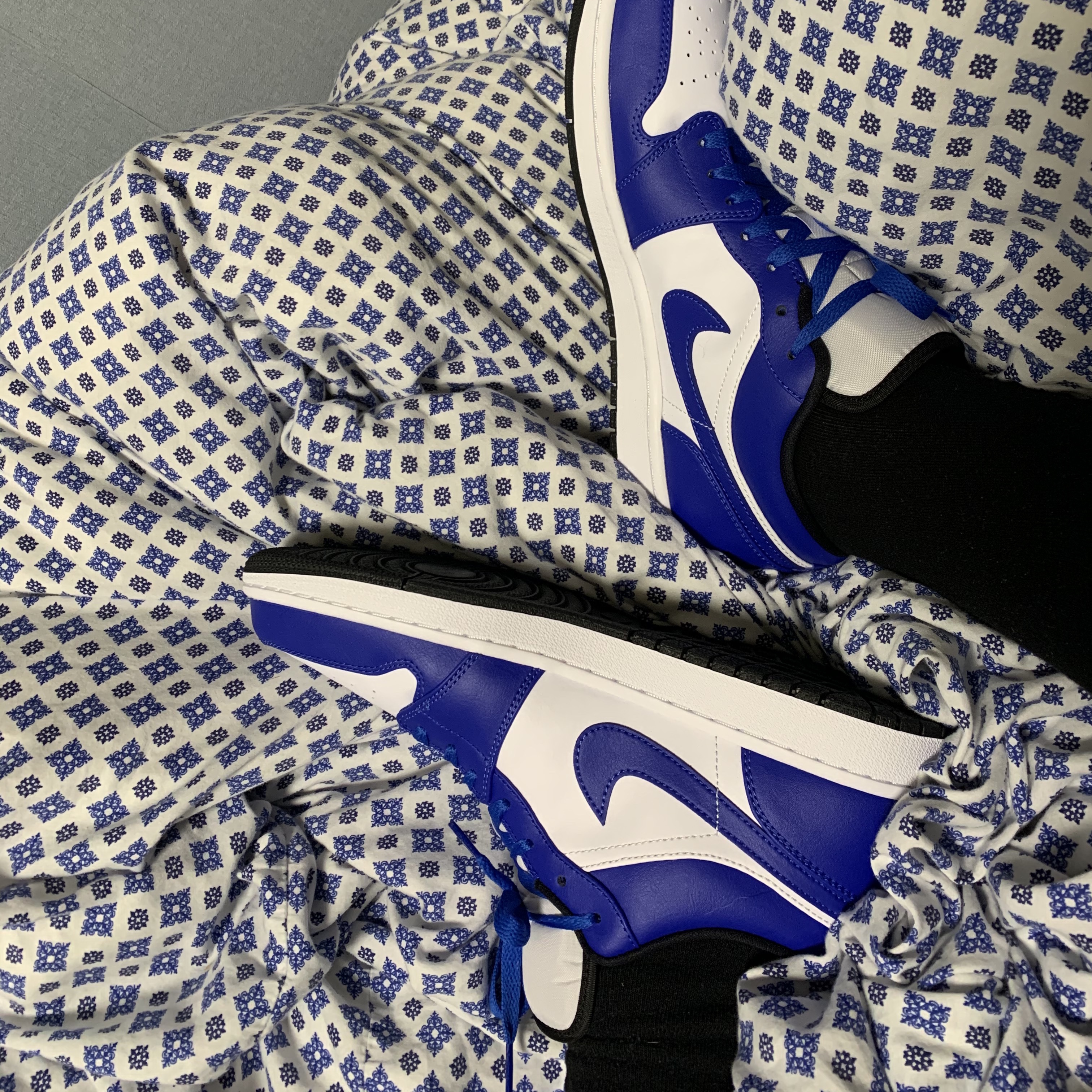 Jordan 1 Low Hyper Royal 착용 스타일 - 1
