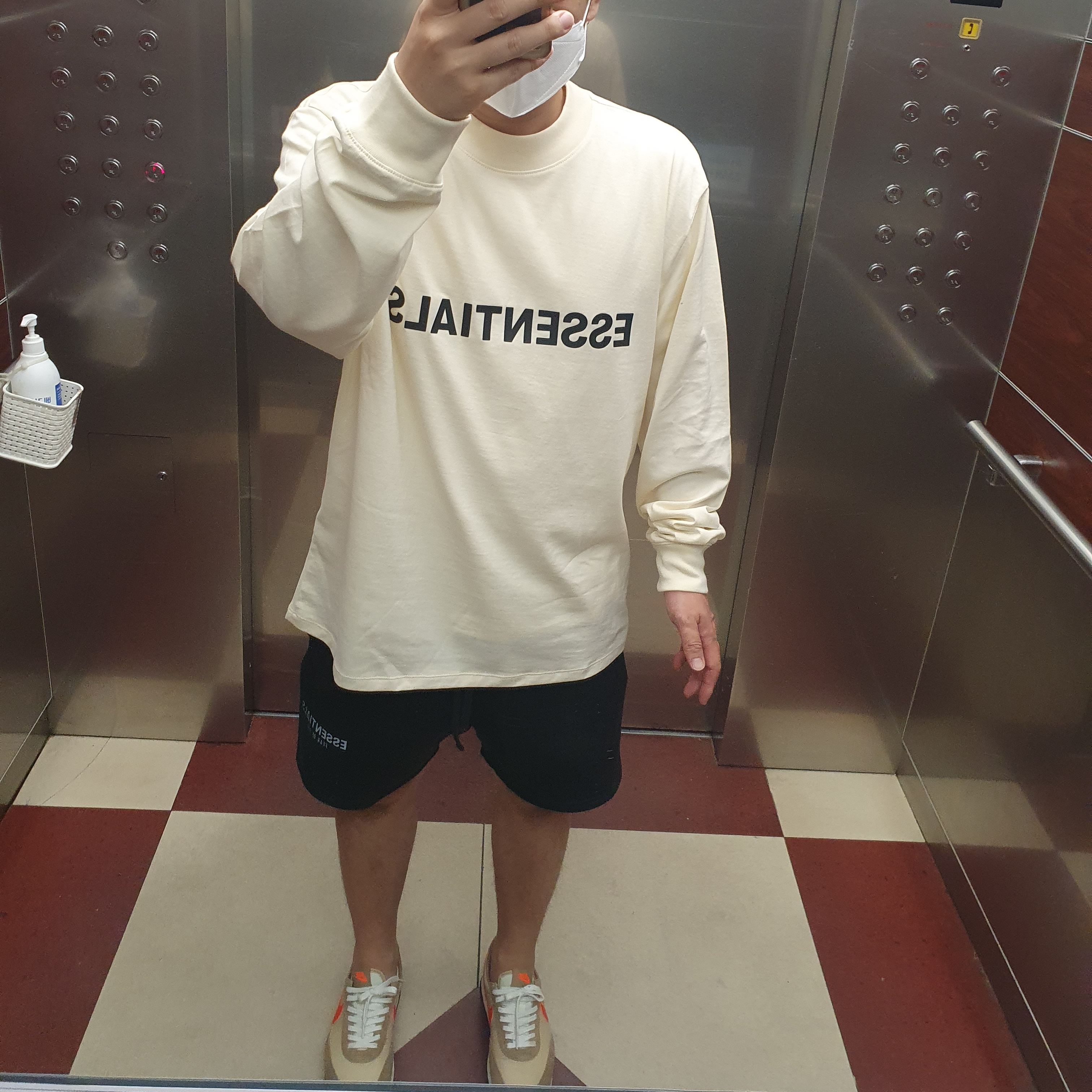 Essentials 3D Silicon Applique Boxy Long Sleeve T-Shirt Buttercream 2020, Nike Daybreak SP Vegas Gold College Orange 착용 스타일