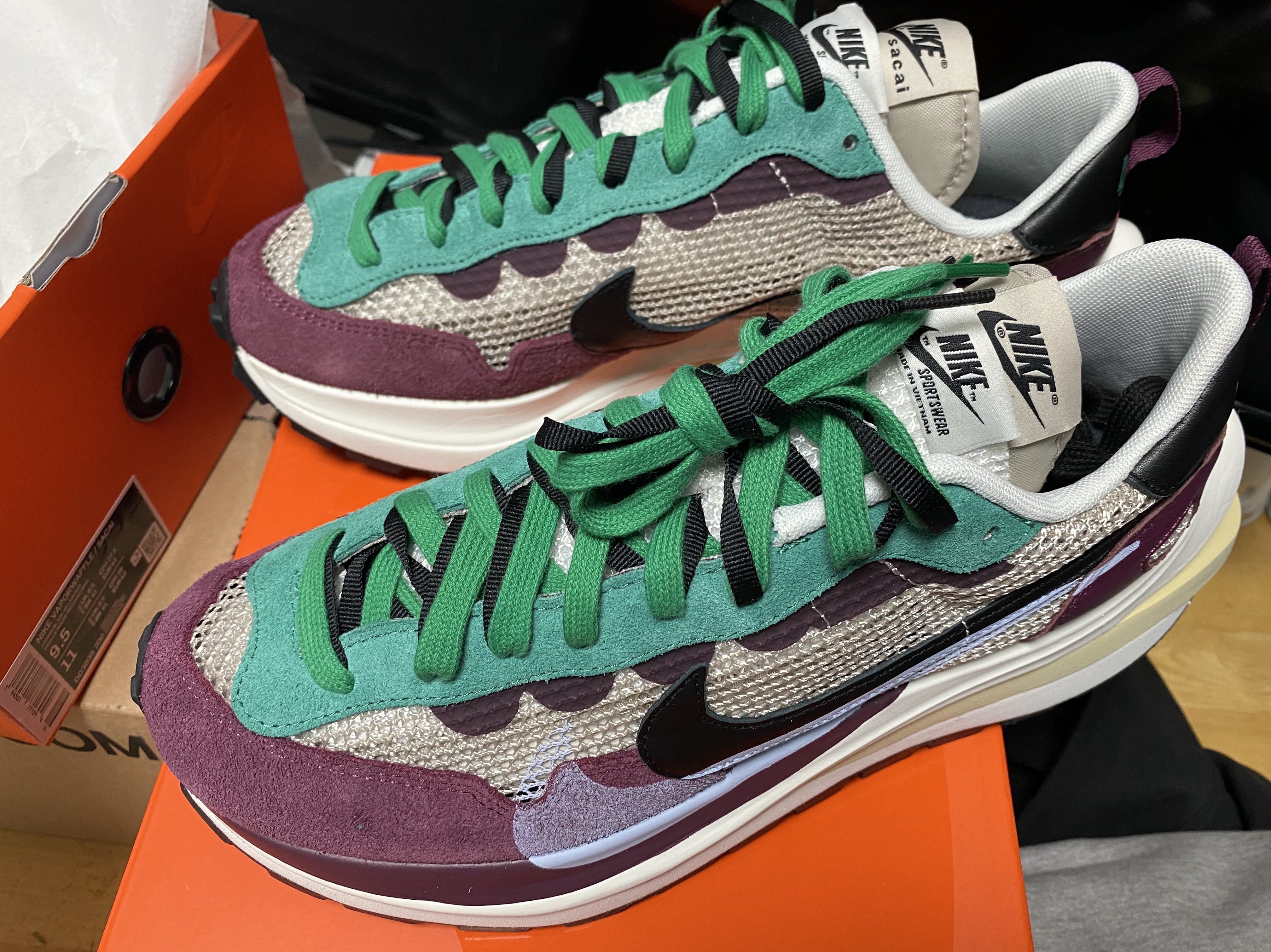 Nike x Sacai VaporWaffle String & Black Villain Red 착용 스타일