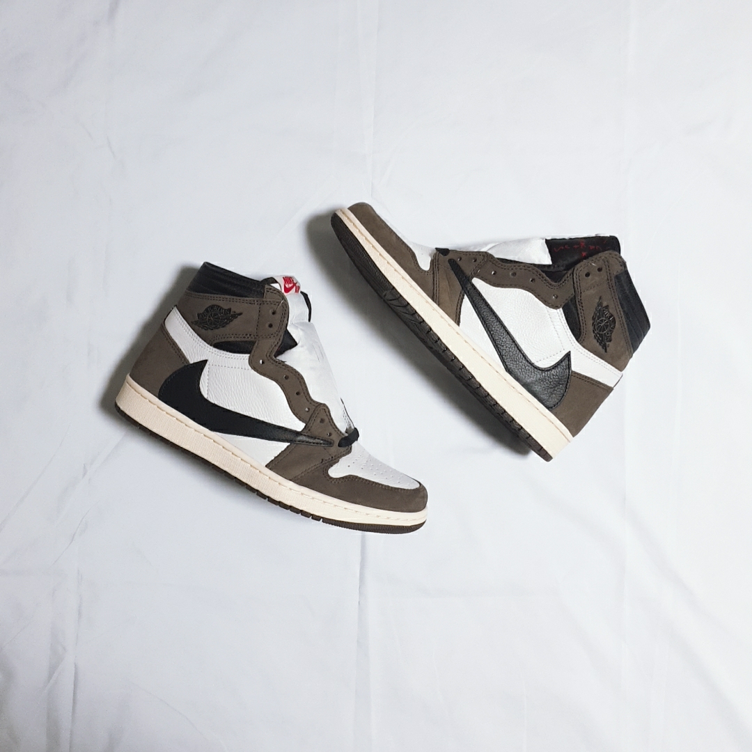 Jordan 1 x Travis Scott Retro High OG SP Mocha 착용 스타일 - 2