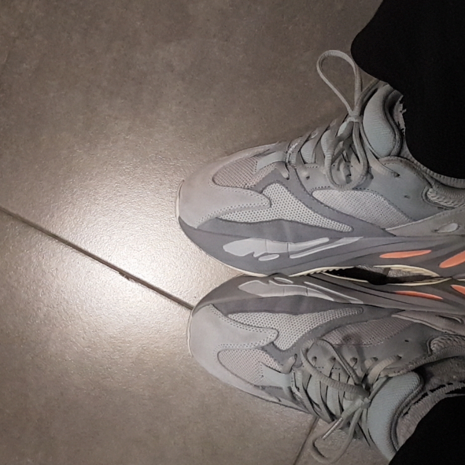 Adidas Yeezy Boost 700 Inertia 착용 스타일