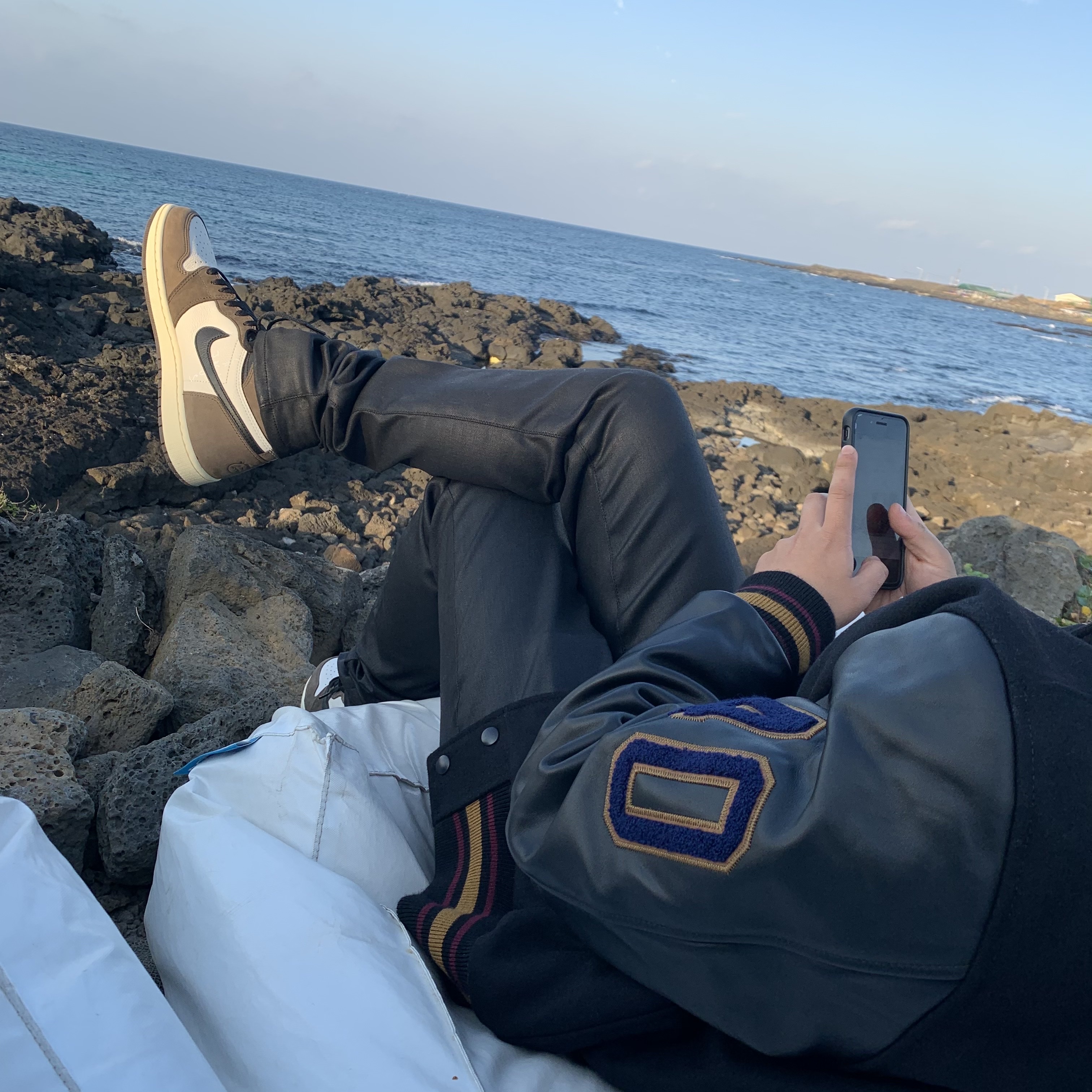 Jordan 1 x Travis Scott Retro High OG SP Mocha, Stussy 40th Anniversary IST Jacket (Ny.LT.La) 착용 스타일