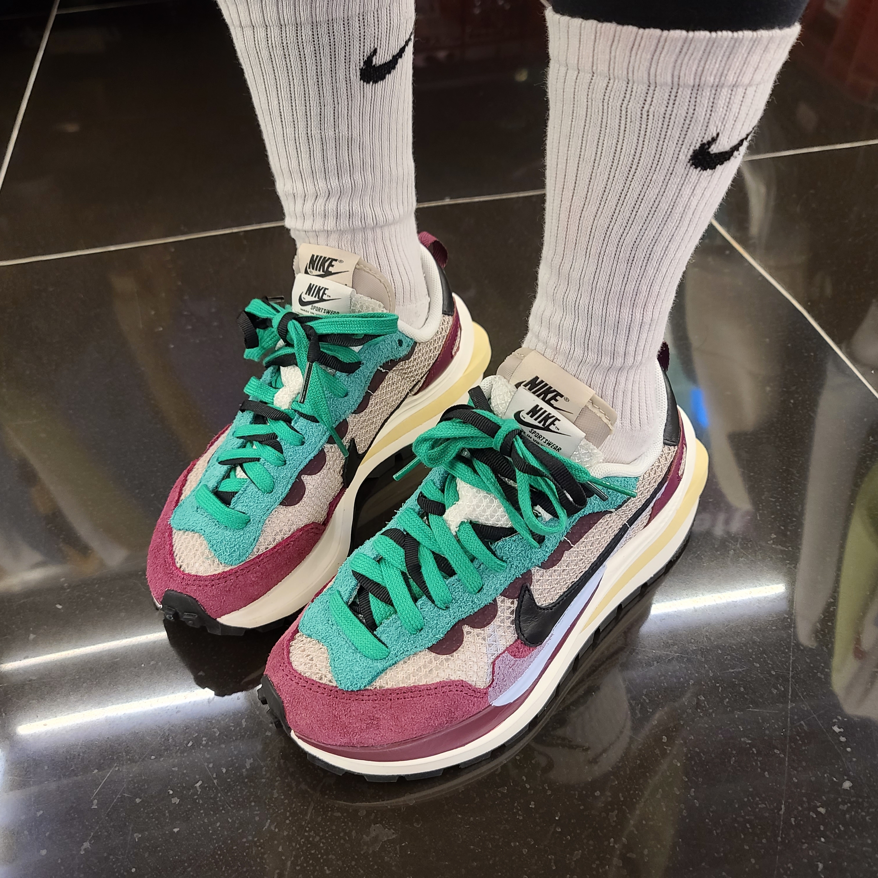 Nike x Sacai VaporWaffle String & Black Villain Red 착용 스타일