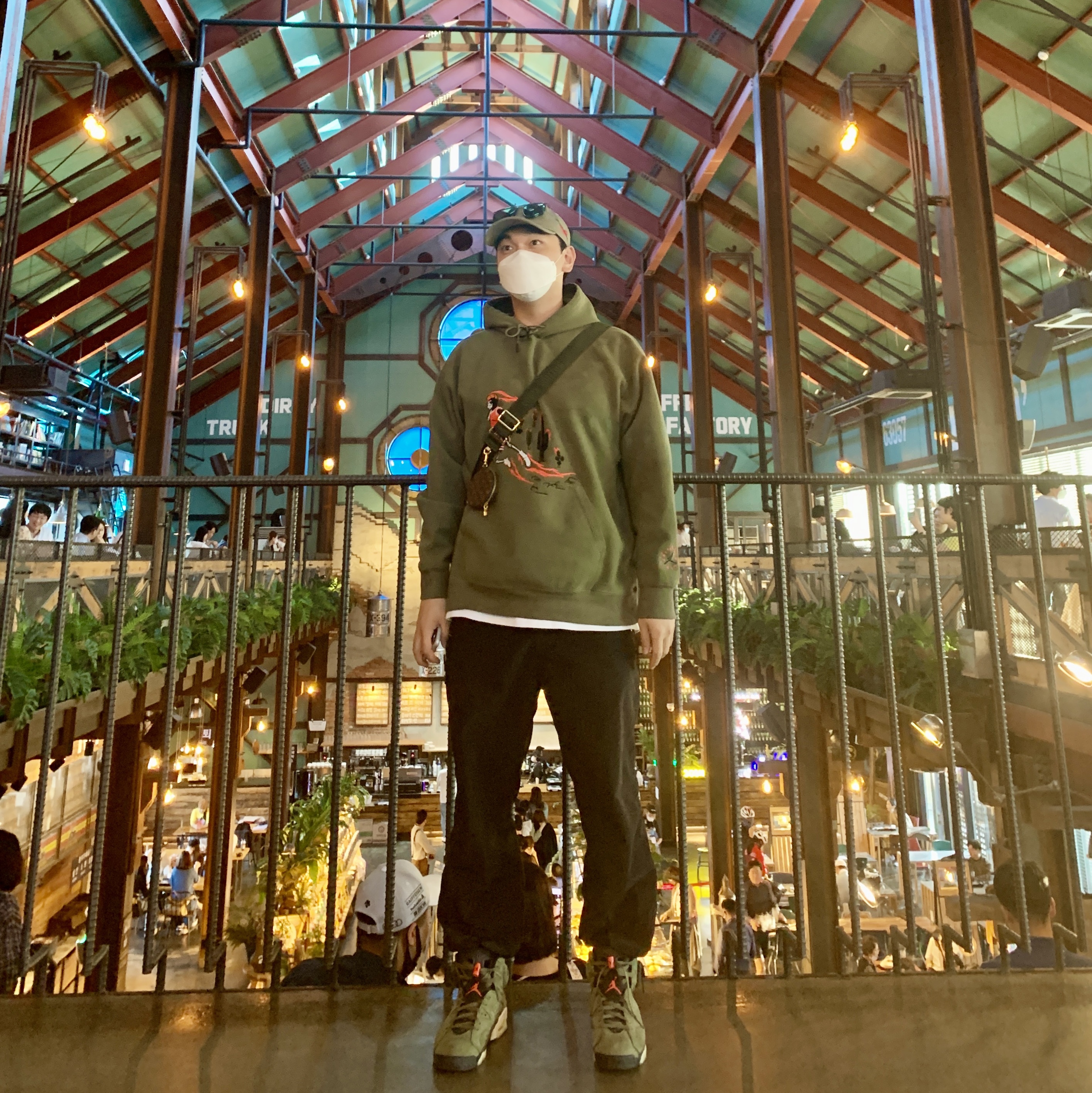 Jordan 6 x Travis Scott Retro Olive, Jordan x Travis Scott Washed Suede Hoodie Grey 착용 스타일