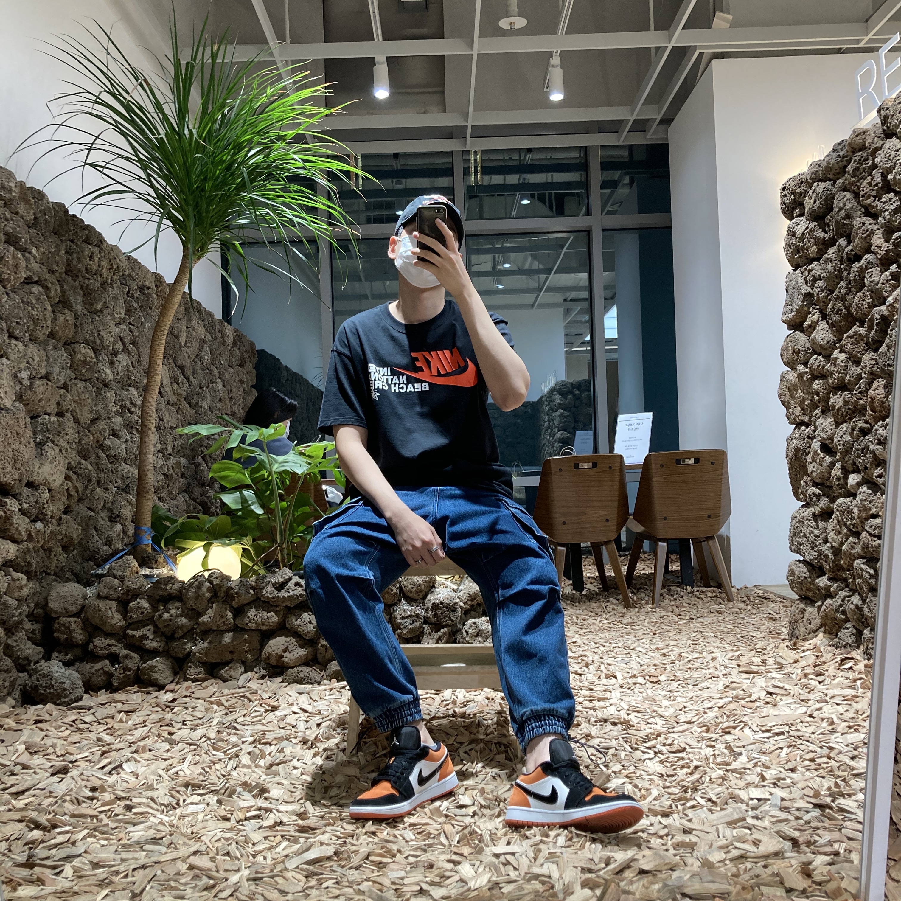 Jordan 1 Low Shattered Backboard, Nike x Stussy International Beach Crew T-Shirt Black - Asia 착용 스타일