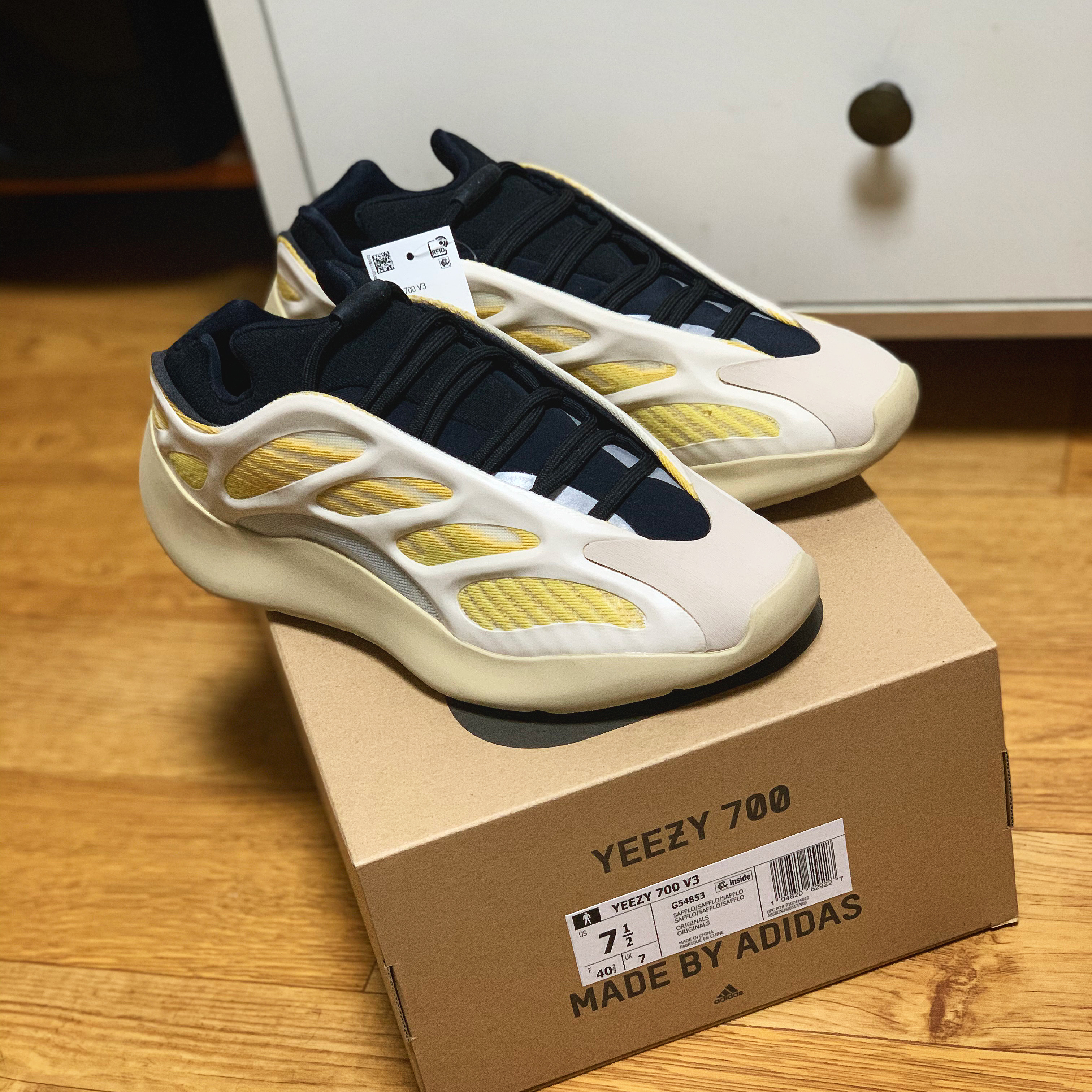Adidas Yeezy 700 V3 Safflower 착용 스타일