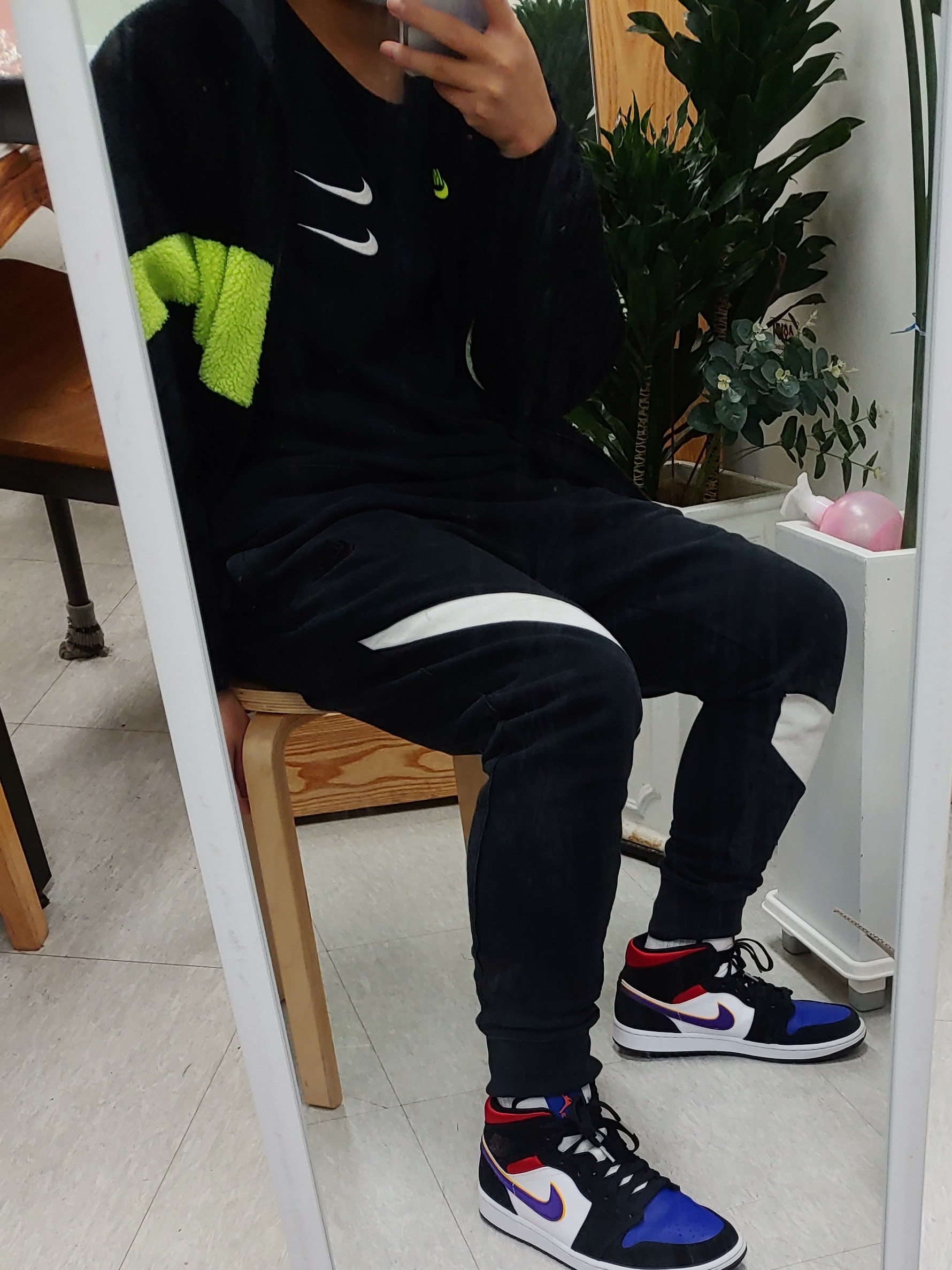 Nike Big Swoosh Full Zip Jacket Black Volt, Jordan 1 Mid Lakers Top 3 착용 스타일