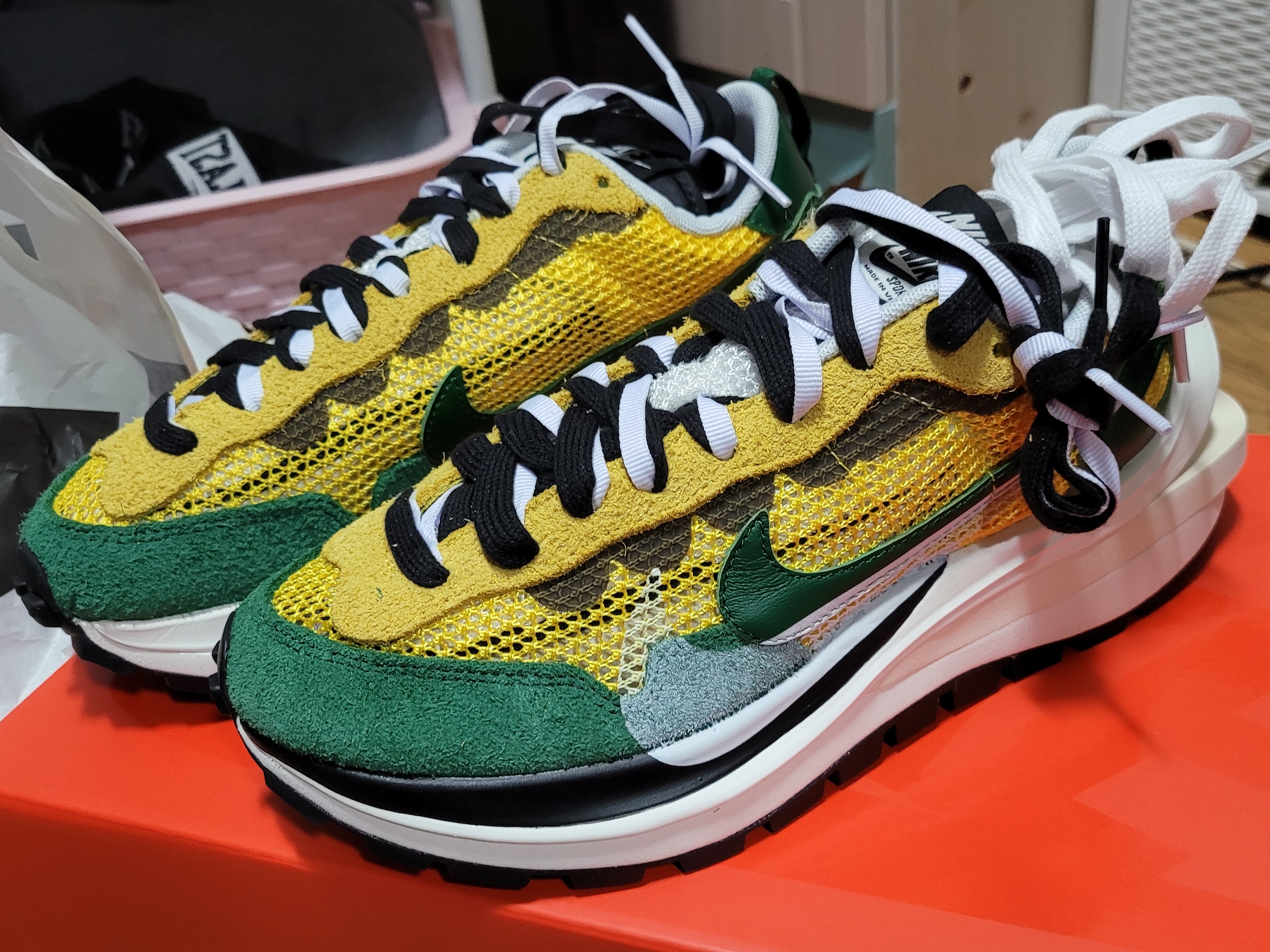 Nike x Sacai VaporWaffle Tour Yellow & Gorge Green Sail 착용 스타일