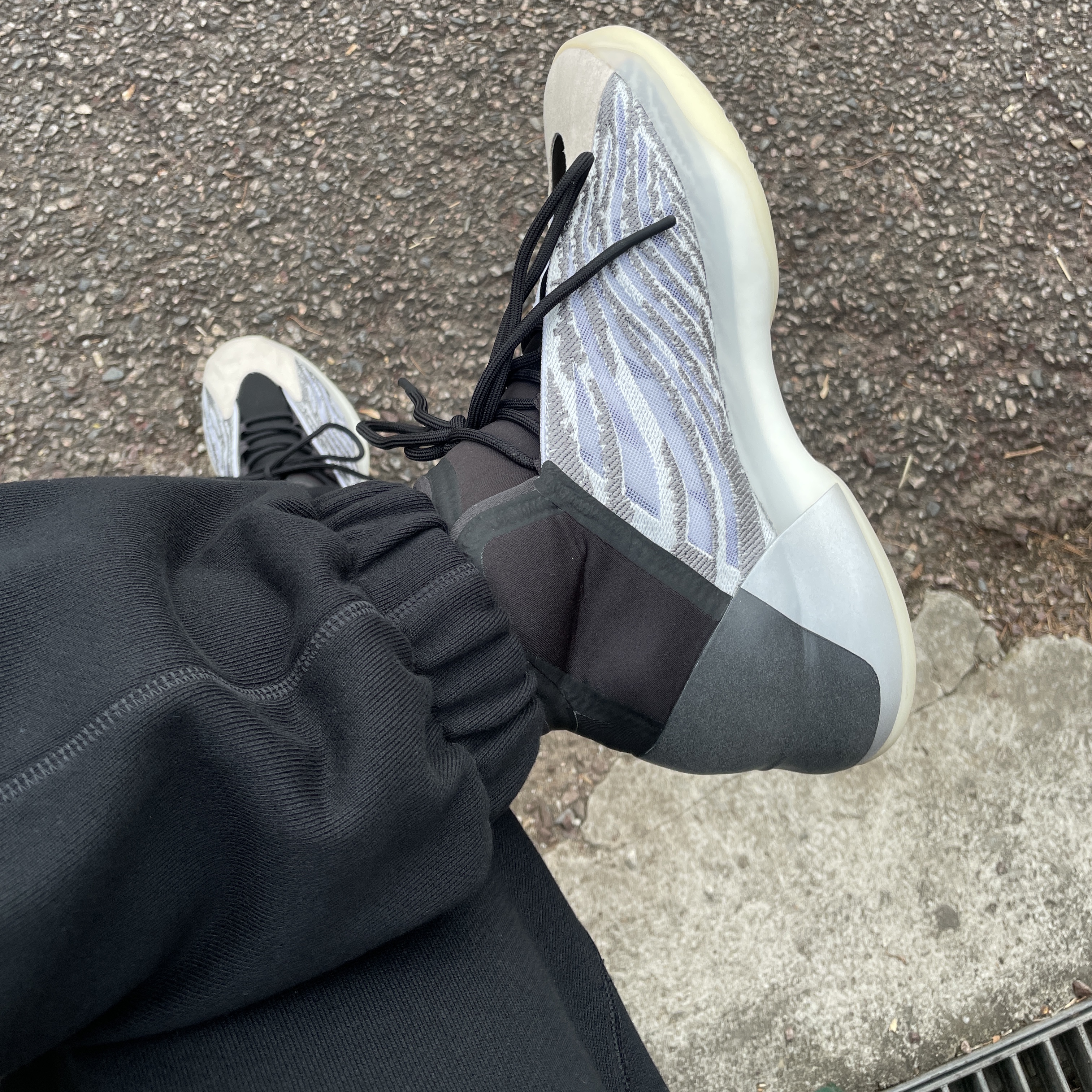 Adidas Yeezy QNTM Lifestyle 착용 스타일 - 2