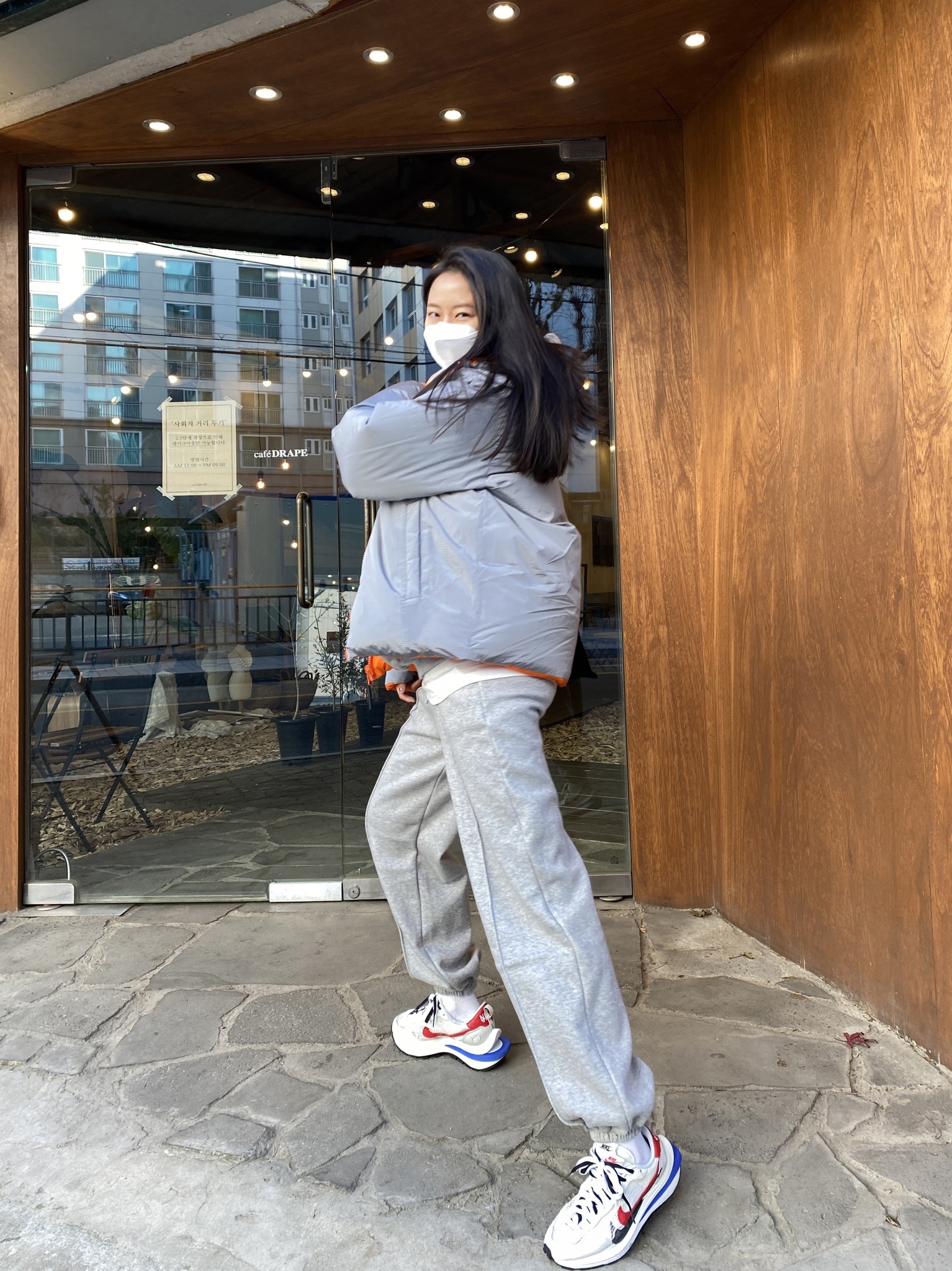 Nike x Sacai VaporWaffle Royal Fuchsia 착용 스타일 - 1