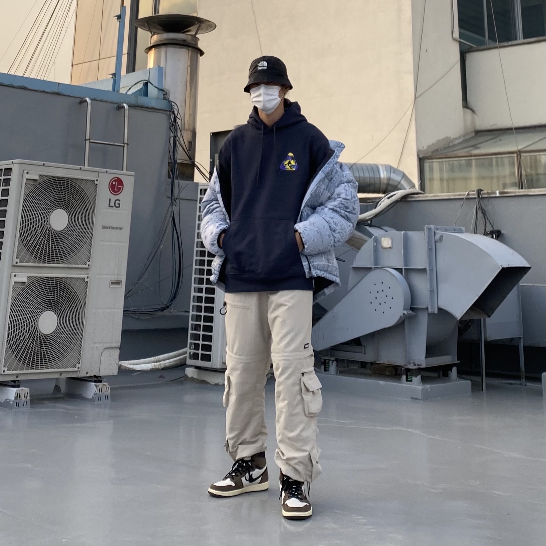 Jordan 1 x Travis Scott Retro High OG SP Mocha, Supreme x The North Face Snakeskin Packable Reversible Crusher Black - 18SS 착용 스타일 - 2