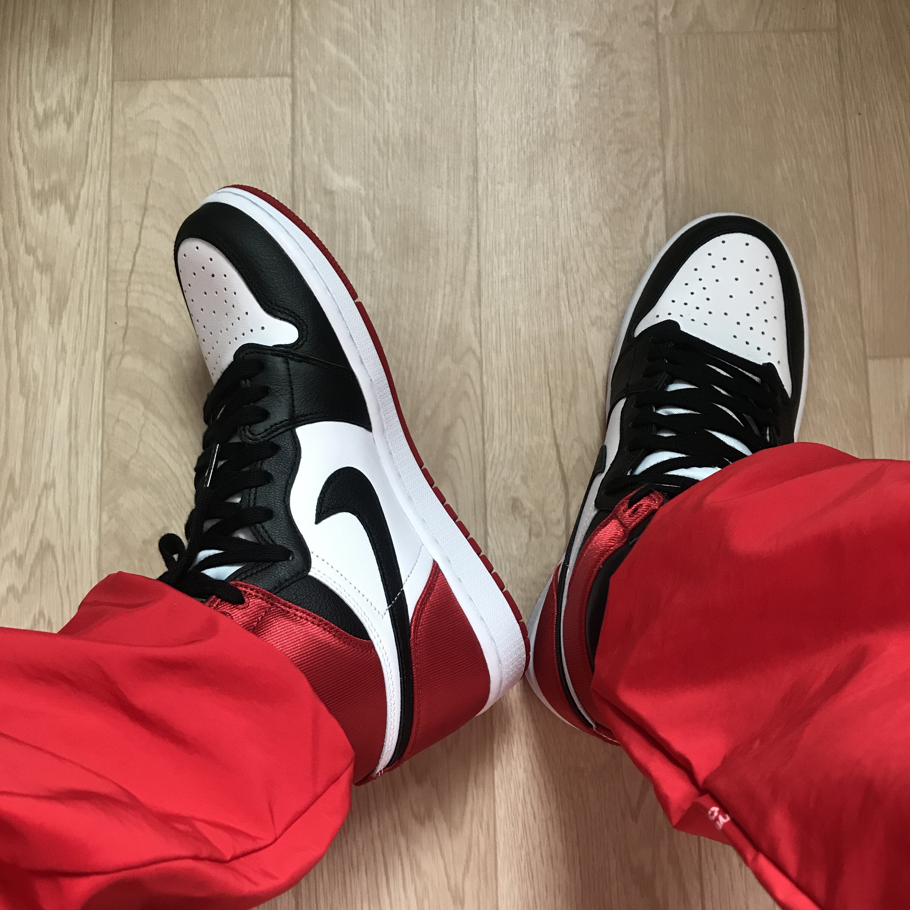 (W) Jordan 1 Retro High Satin Black Toe 착용 스타일 - 1