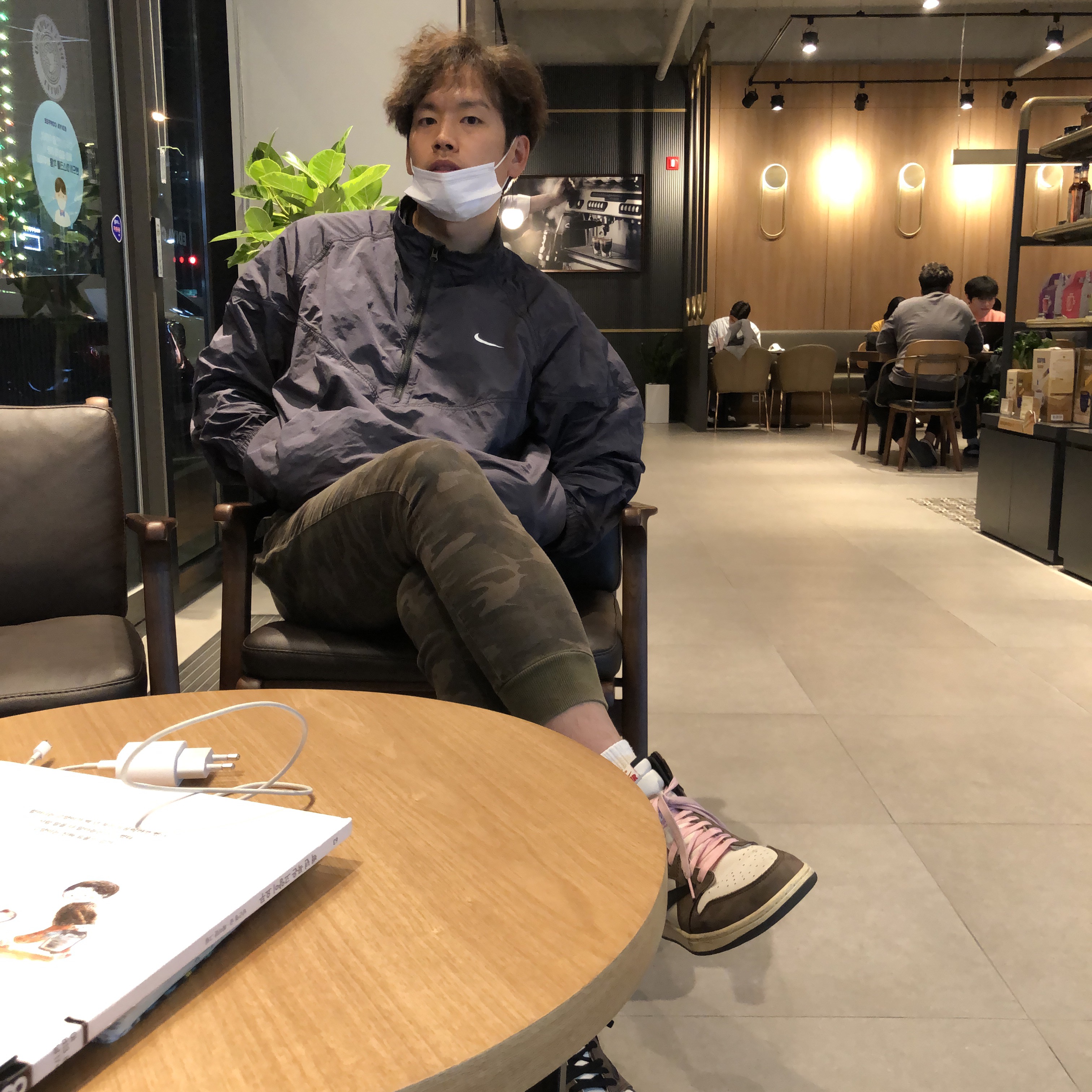 Jordan 1 x Travis Scott Retro High OG SP Mocha, Nike x Stussy Windrunner Jacket Off Noir 착용 스타일