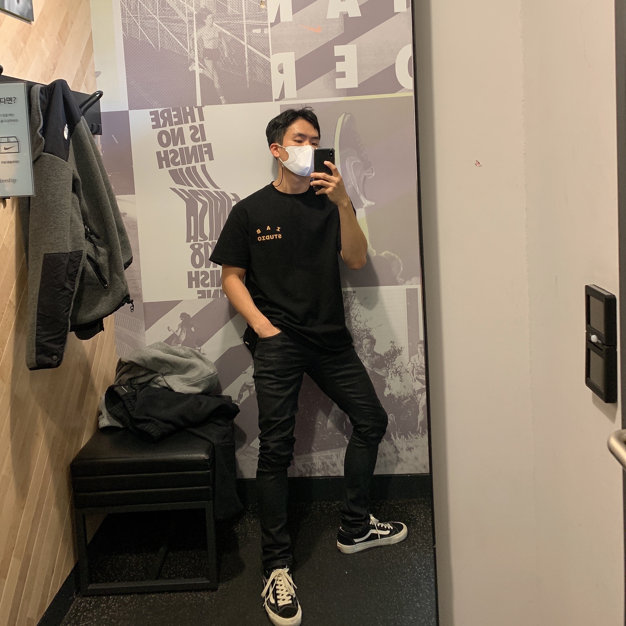 Adidas Yeezy QNTM Lifestyle, Vans Vault OG Old Skool LX Black 착용 스타일 - 2