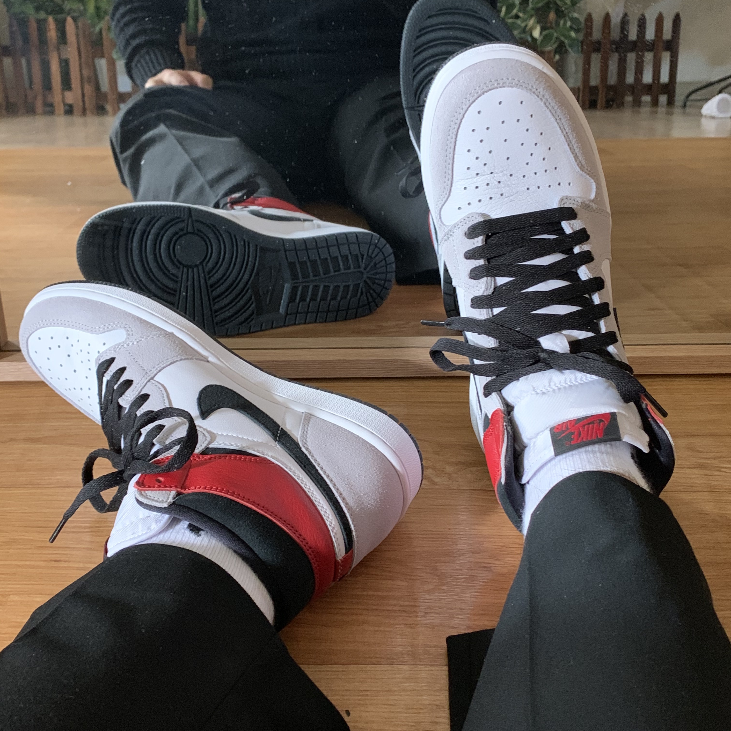 Jordan 1 Retro High OG Light Smoke Grey 착용 스타일 - 1