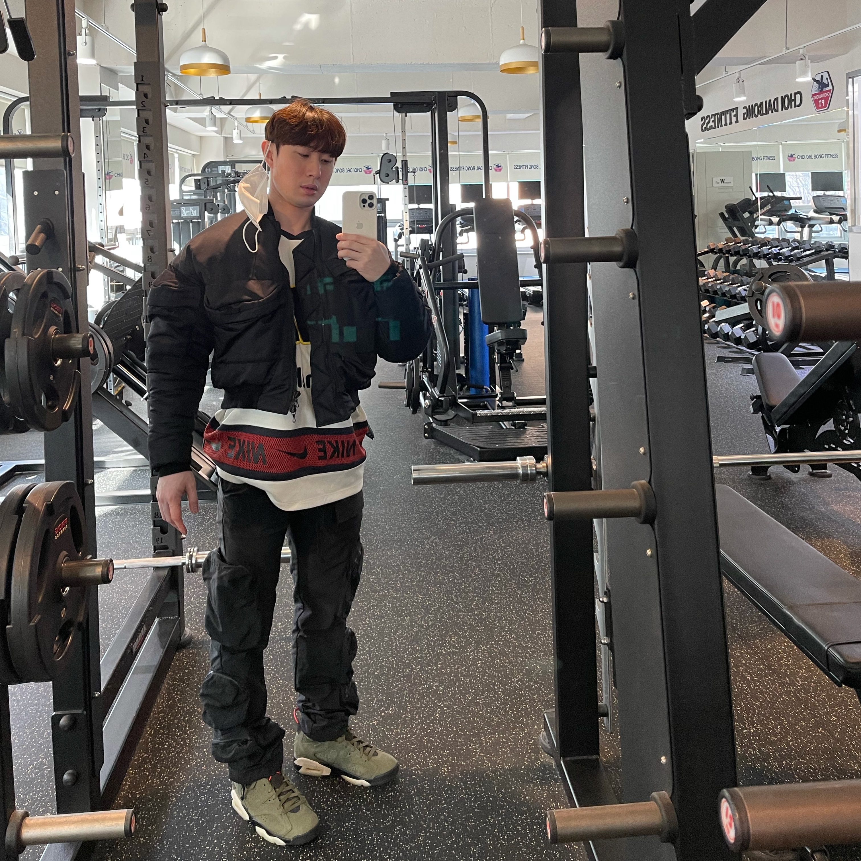 Jordan 6 x Travis Scott Retro Olive, Nike x Cactus Plant Flea Market Hockey Jersey White 착용 스타일