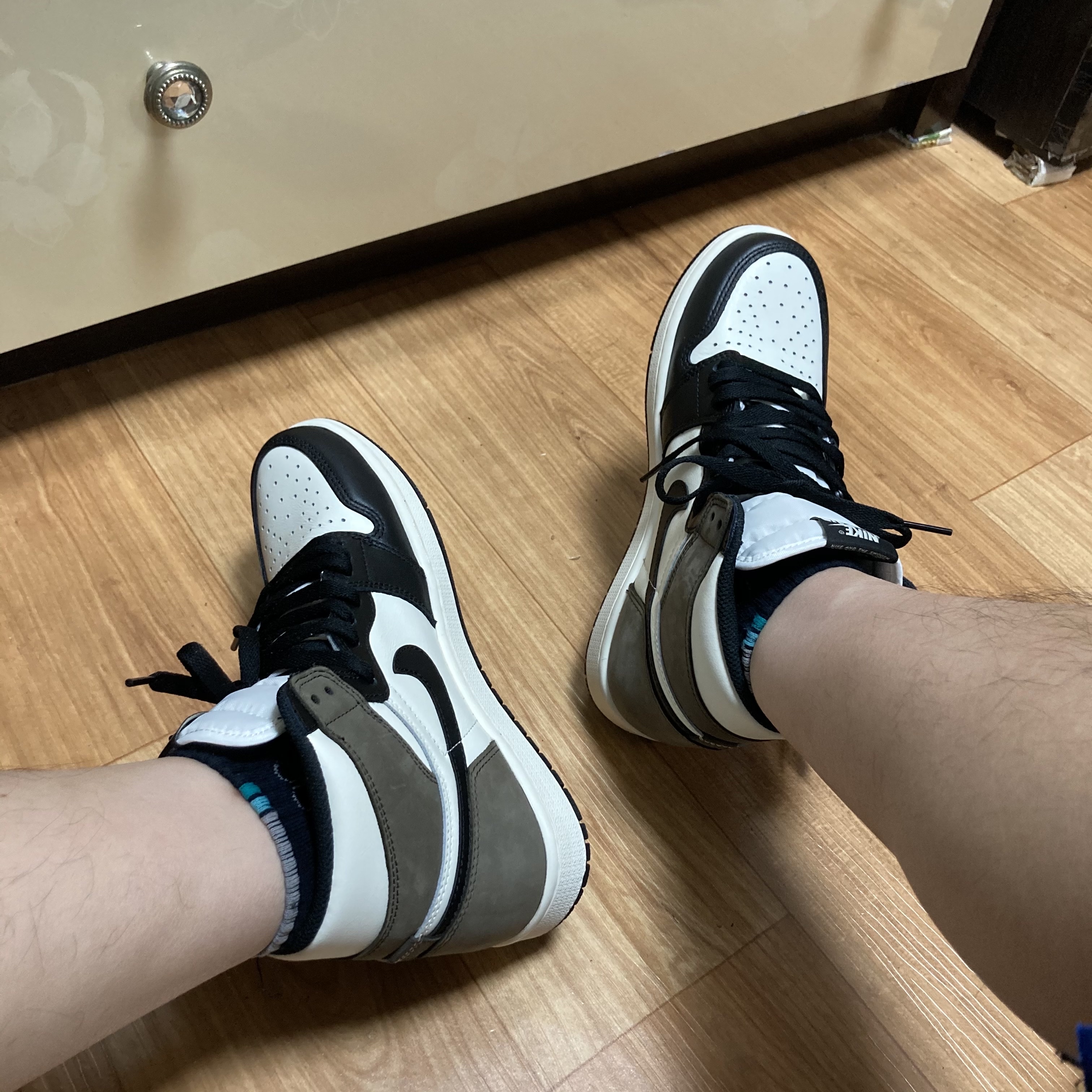 Jordan 1 Retro High OG Black Mocha 착용 스타일