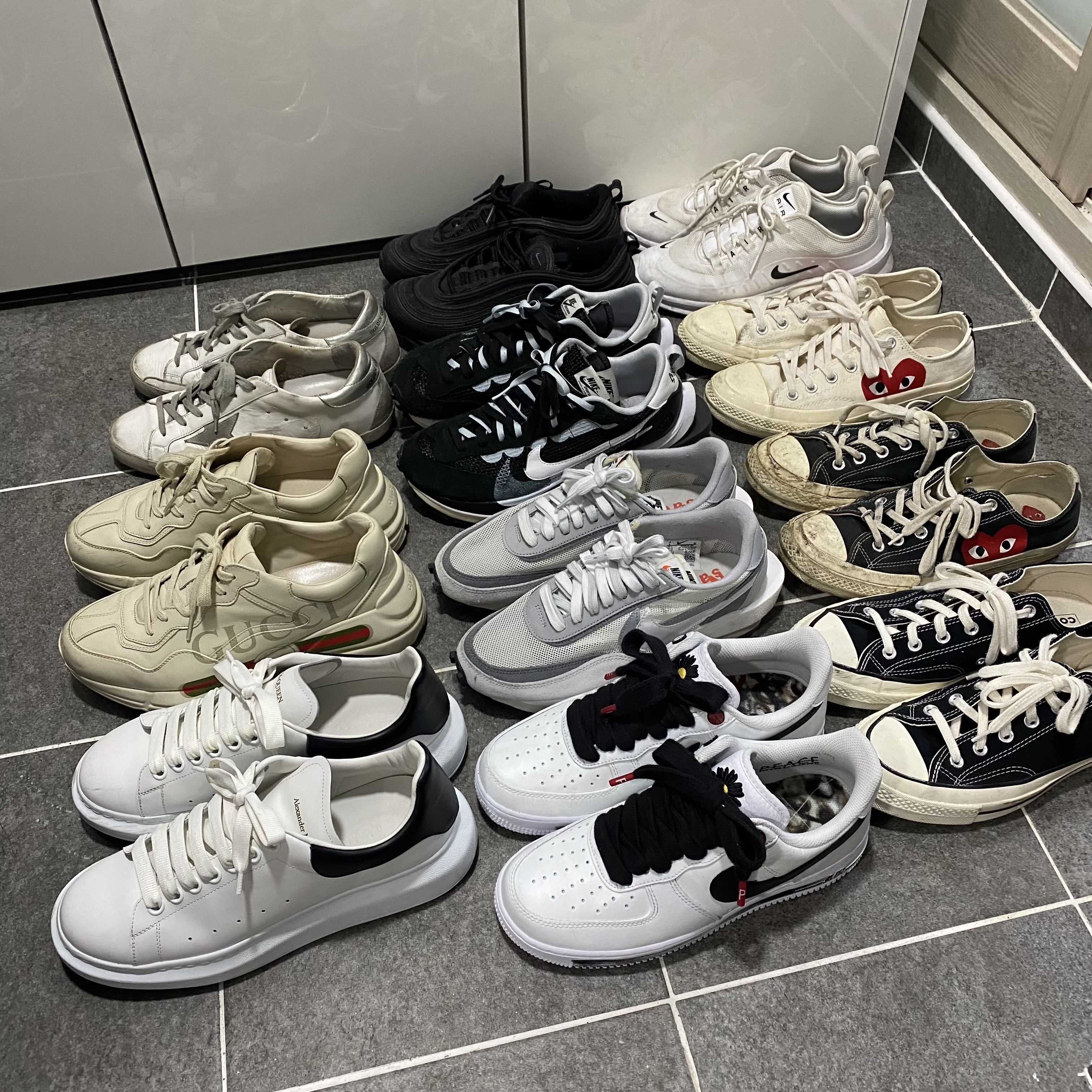 Gucci Rhyton Leather Sneakers Logo, Nike x Sacai VaporWaffle Black White 착용 스타일