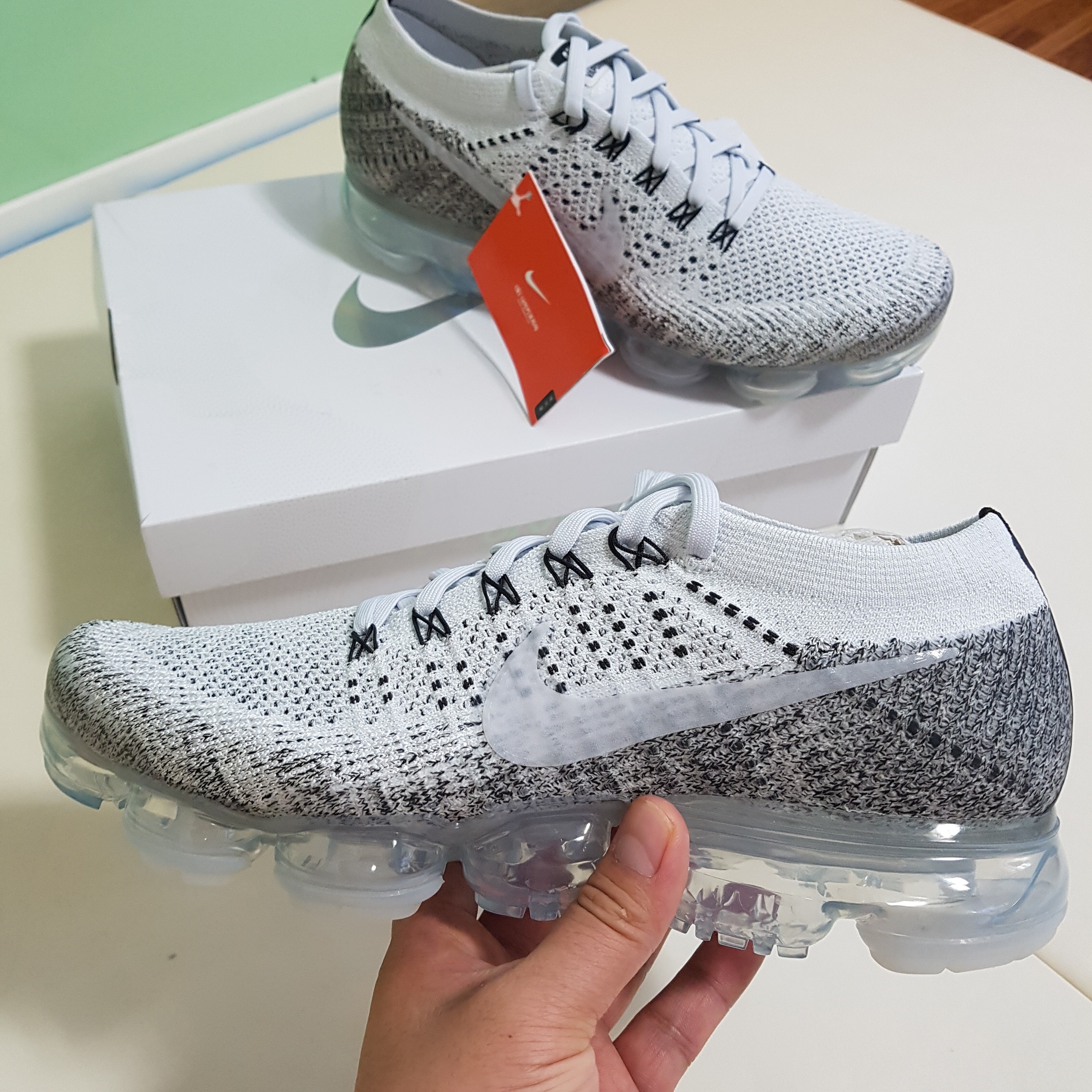 Nike Air VaporMax Flyknit Midnight Fog , Nike Air VaporMax Flyknit Platinum Red Black 착용 스타일 - 1