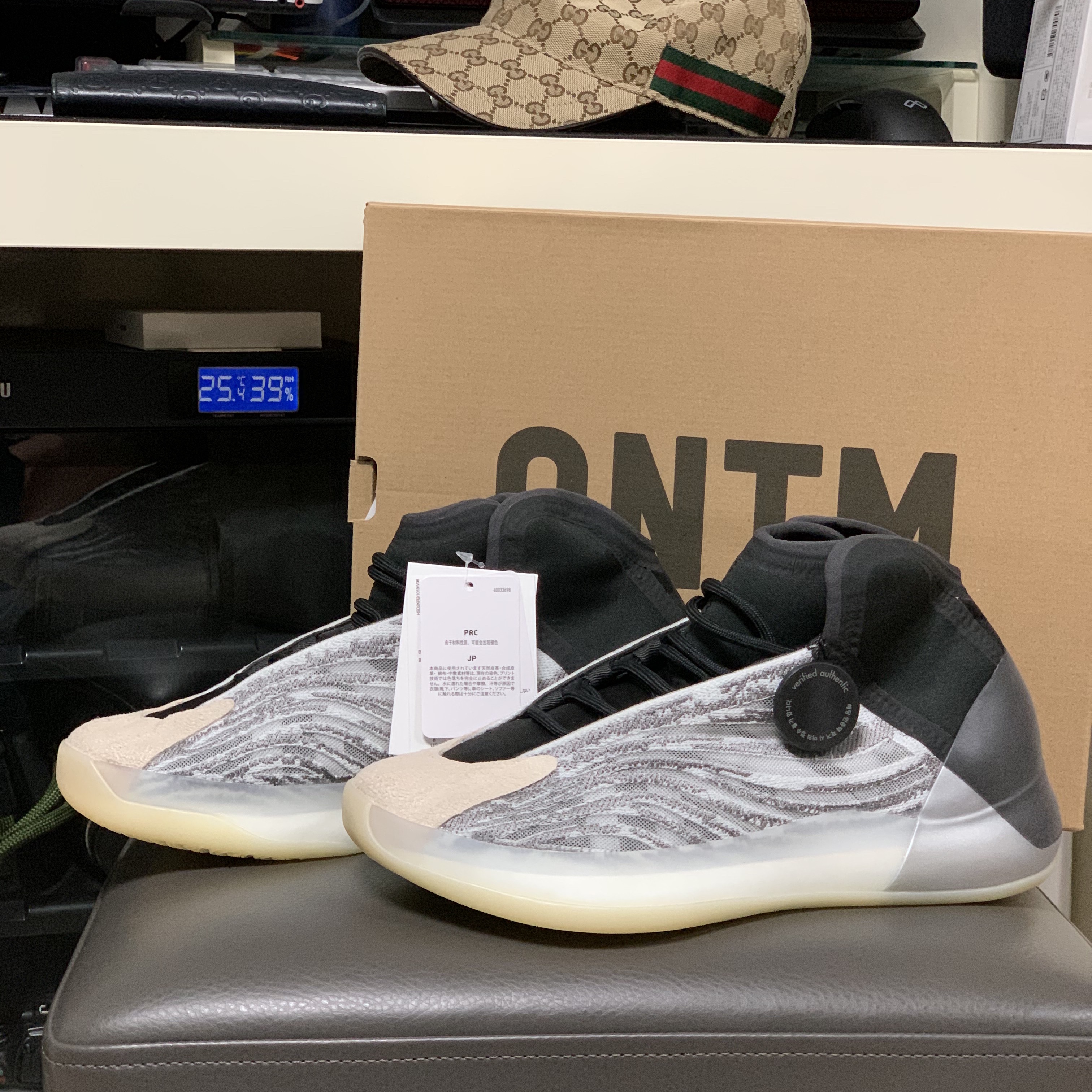 Adidas Yeezy QNTM Lifestyle 착용 스타일