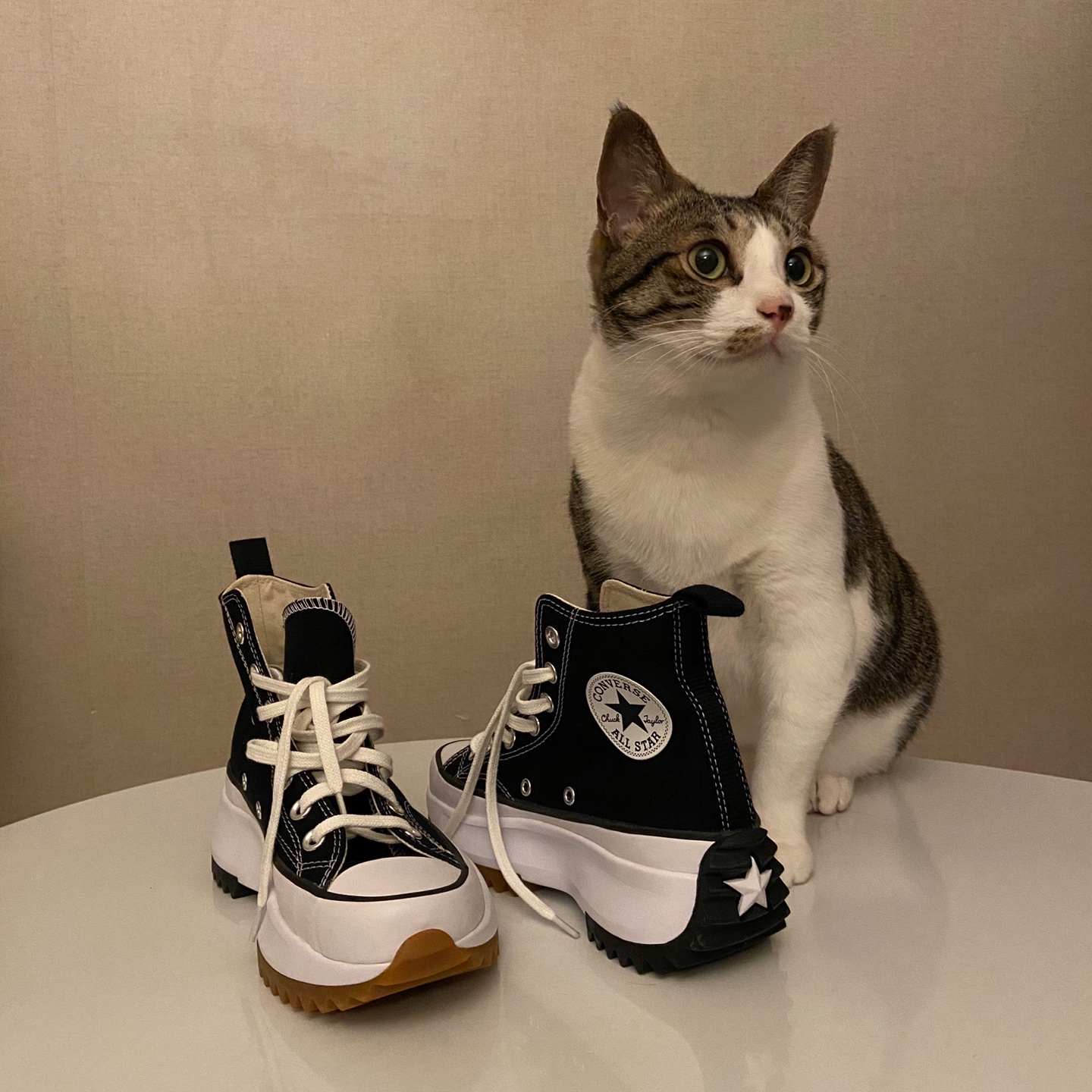 Converse Run Star Hike Hi Black White Gum 착용 스타일 - 2