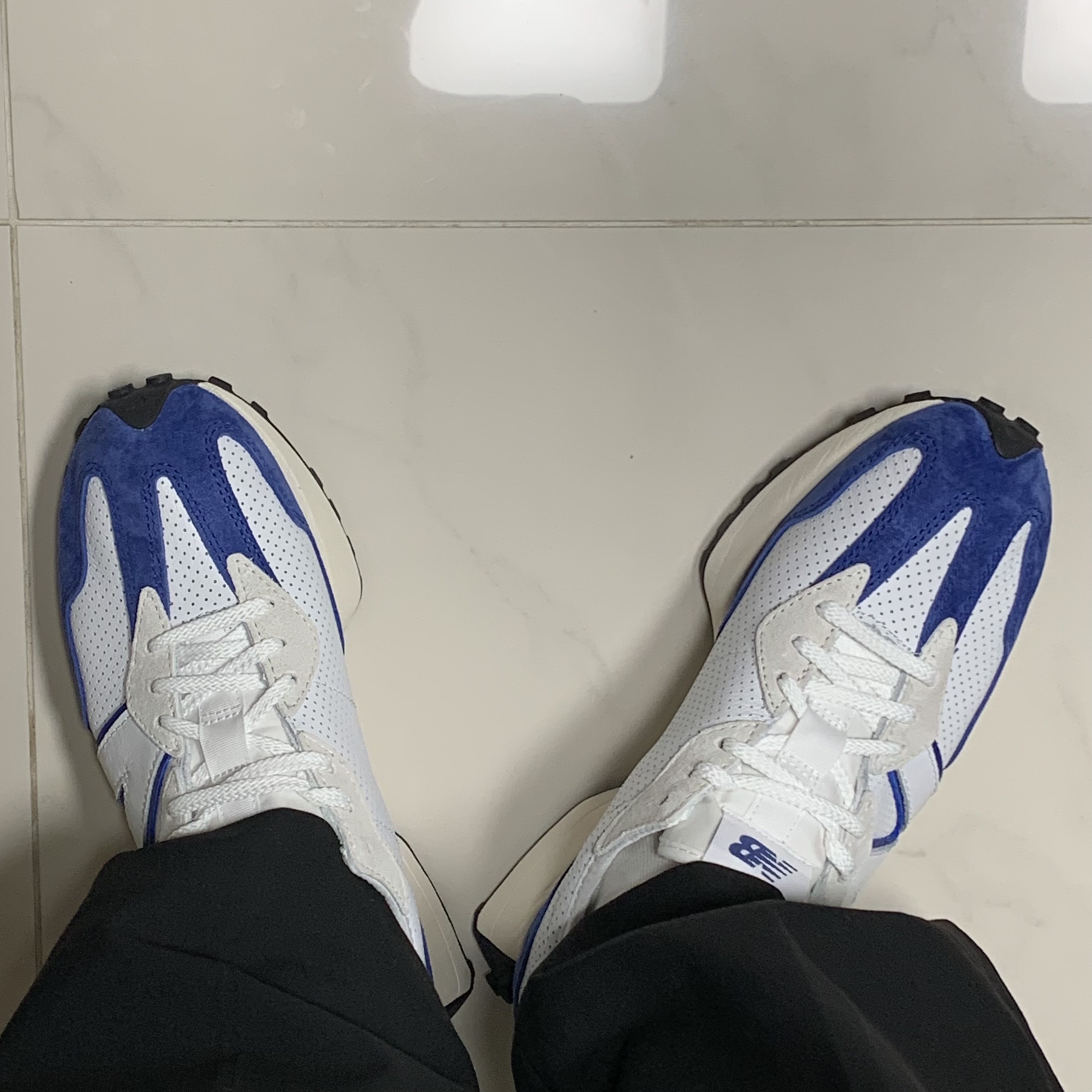 New Balance 327 Primary Pack Blue 착용 스타일 - 2