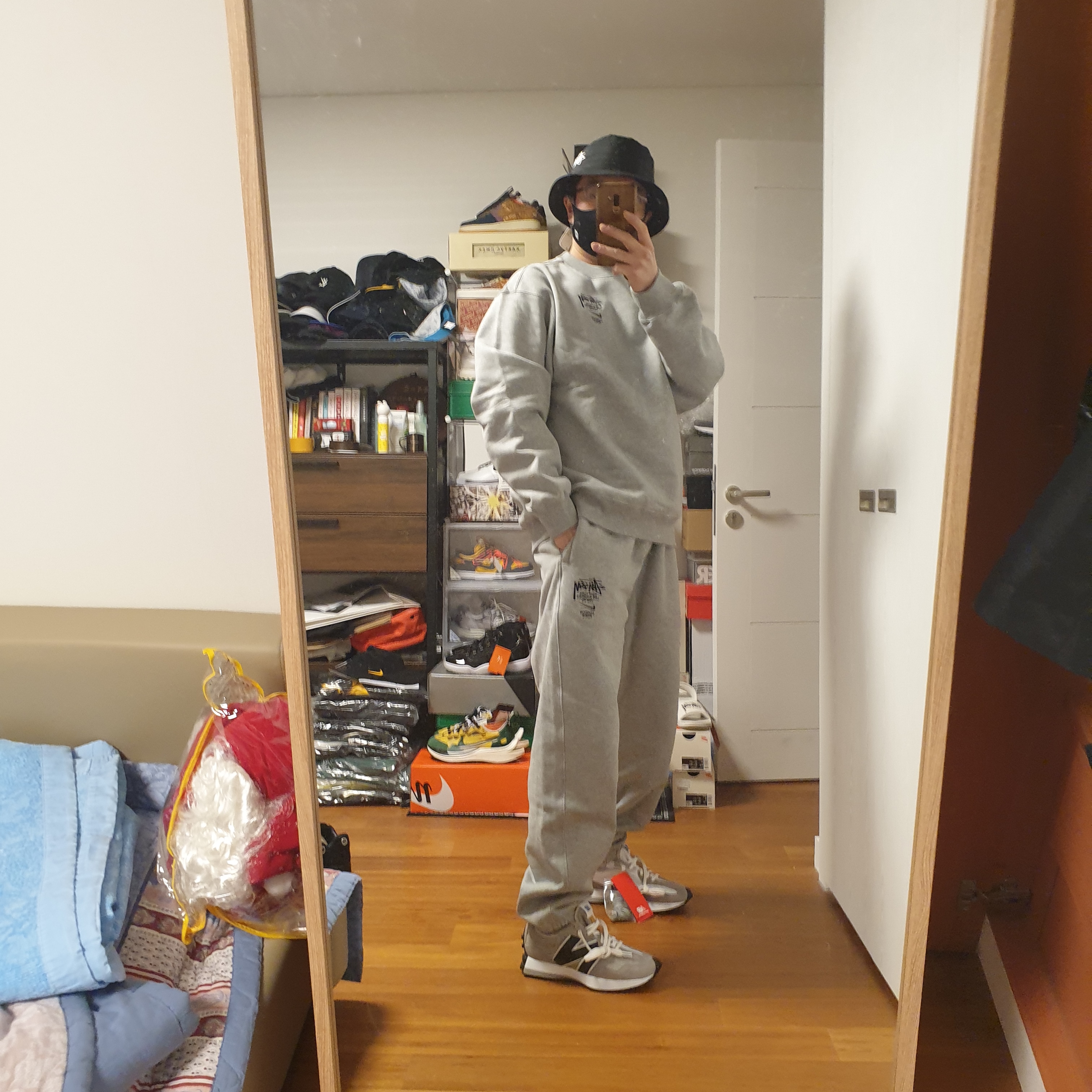 Nike x Stussy Bucket Hat Black, Nike x Stussy NRG ZR Fleece Crewneck Heather Grey - US/EU 착용 스타일 - 1