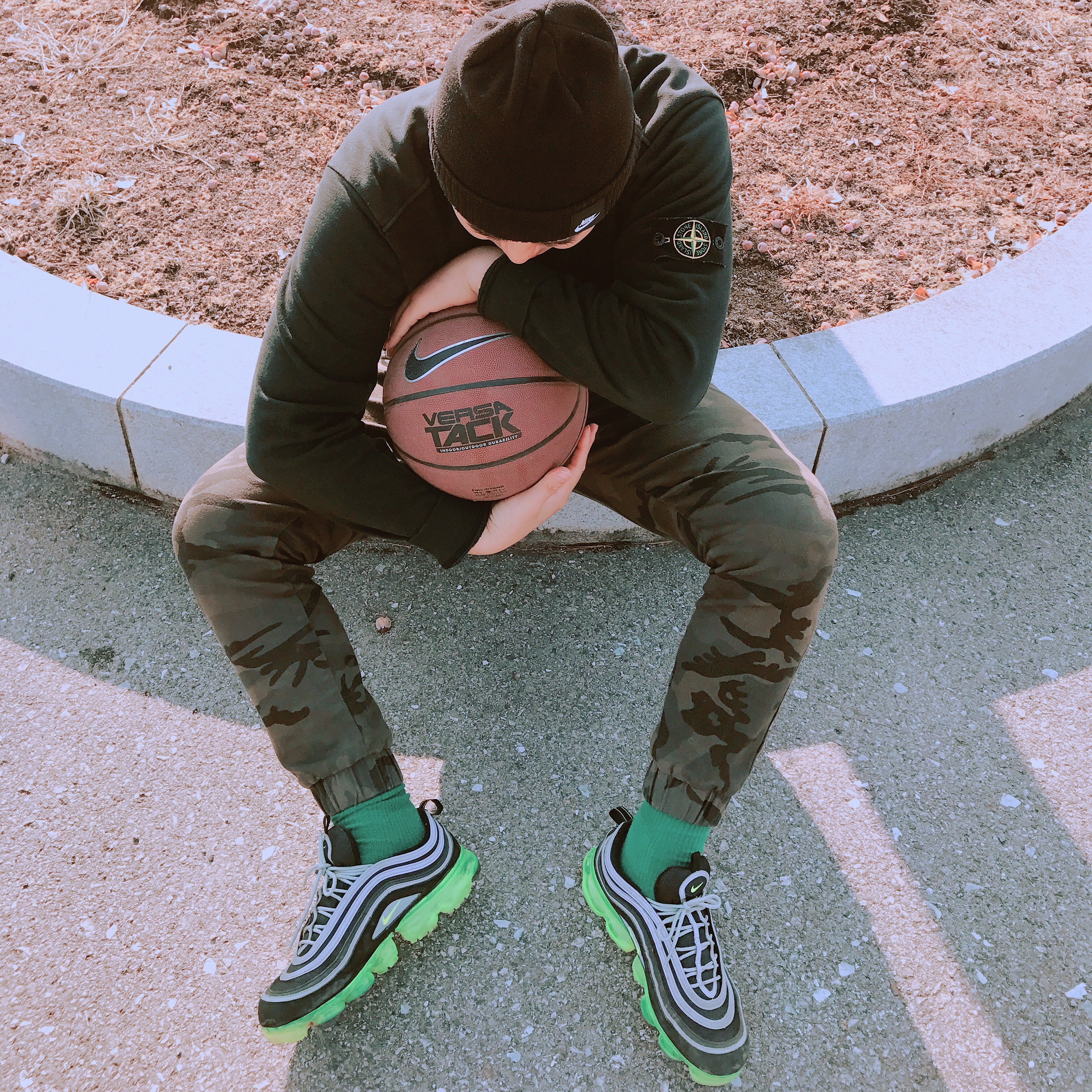Nike Air VaporMax 97 Black Volt 착용 스타일