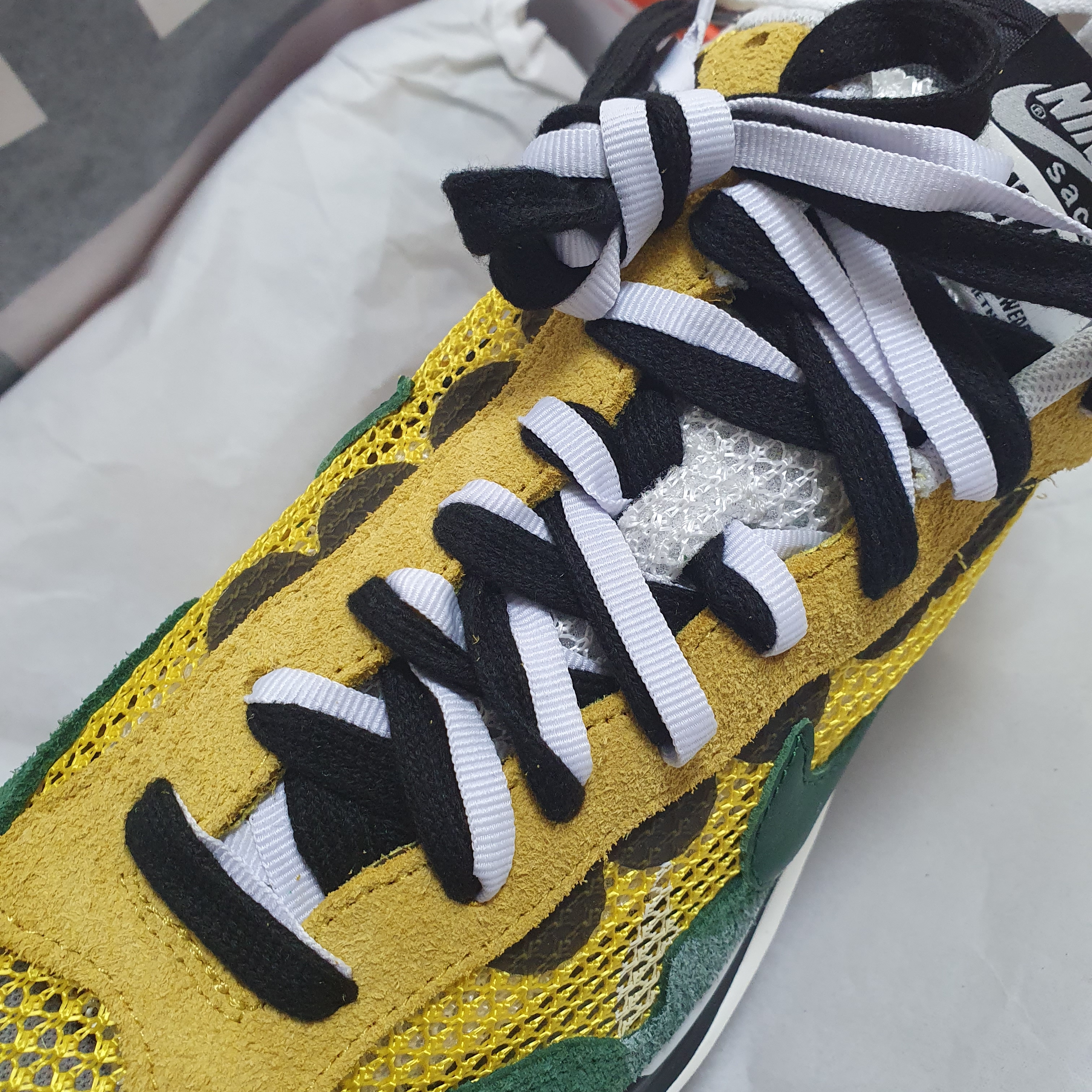 Nike x Sacai VaporWaffle Tour Yellow & Gorge Green Sail 착용 스타일 - 2