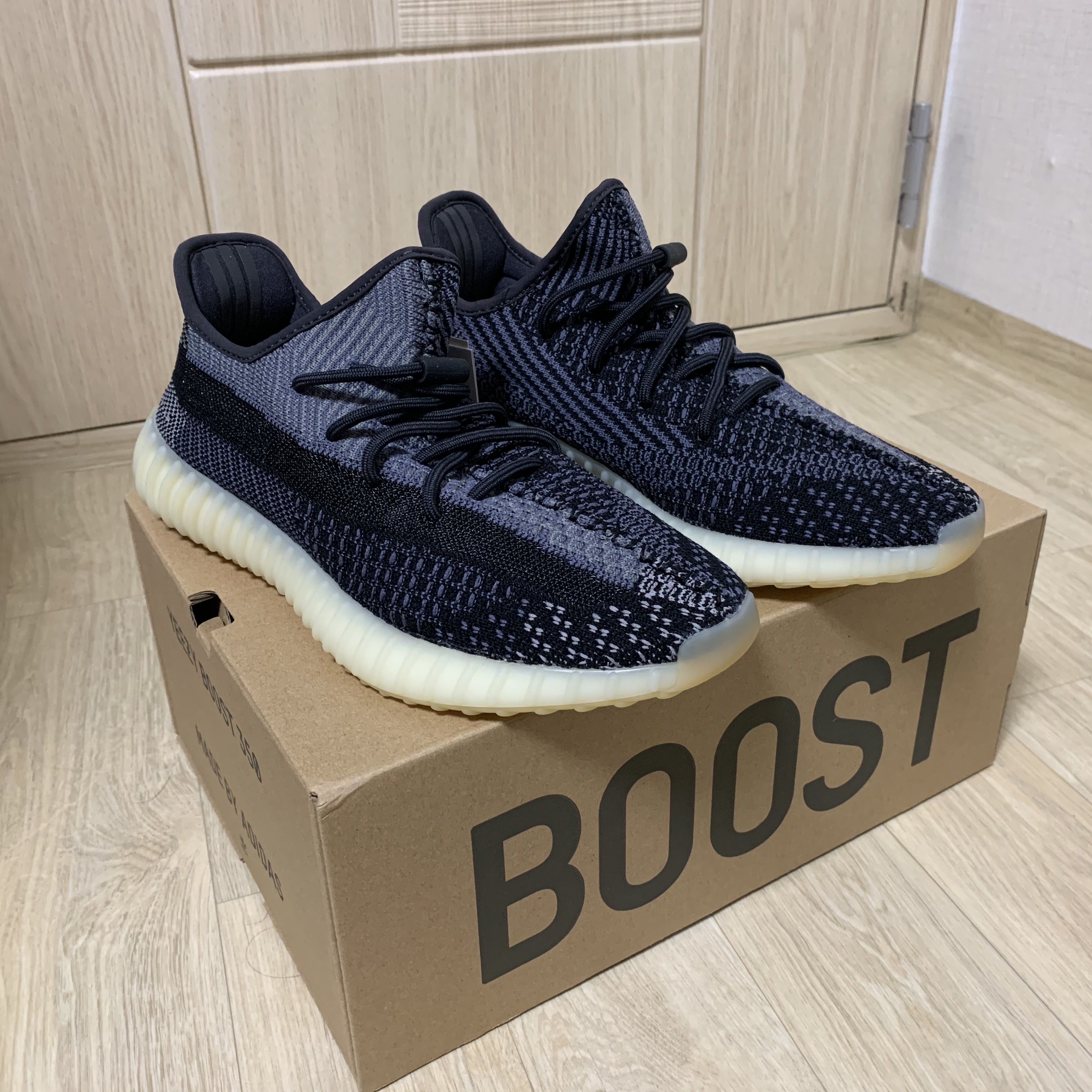 Adidas Yeezy Boost 350 V2 Carbon 착용 스타일
