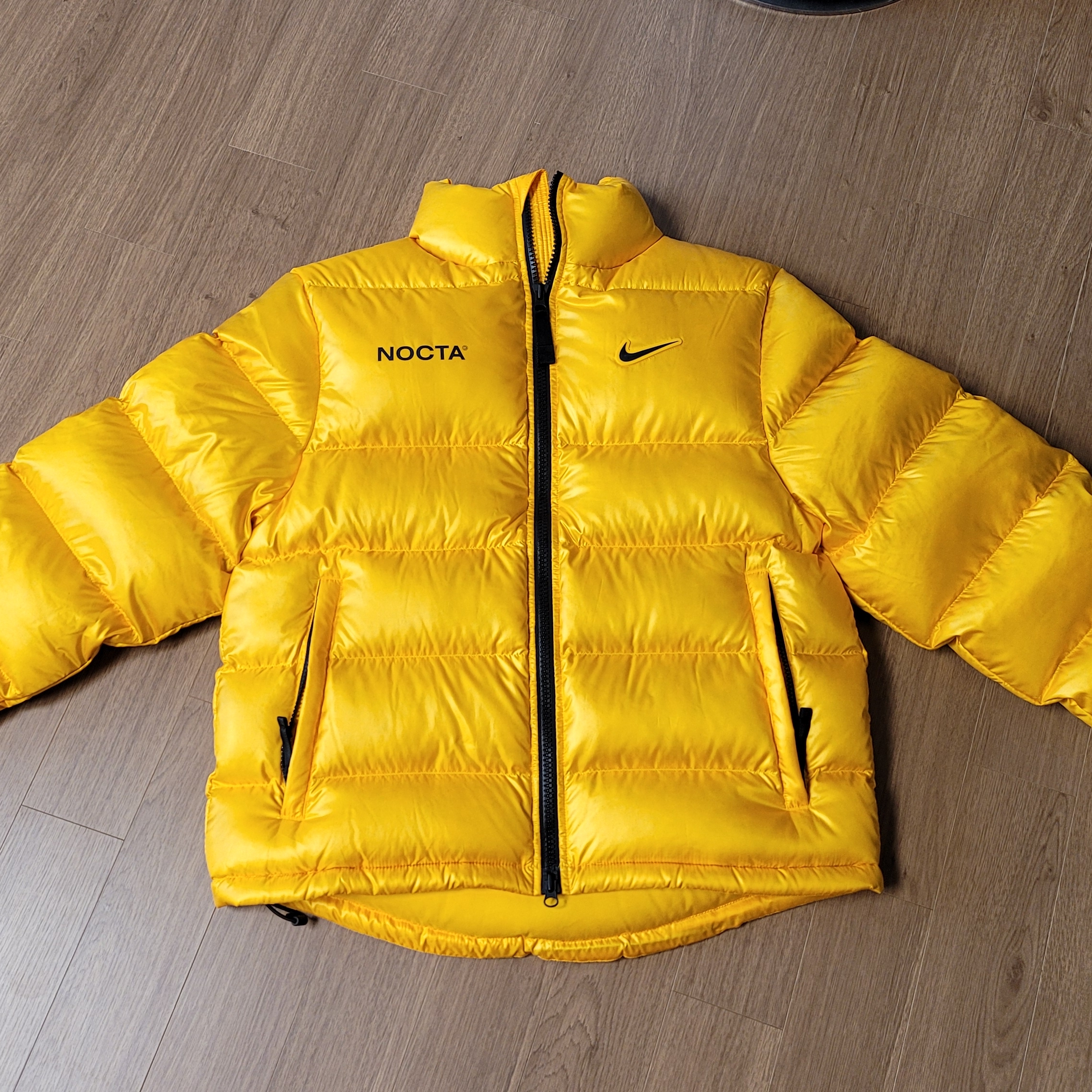 Nike x Drake Nocta Puffer Jacket University Gold - Asia 착용 스타일 - 1