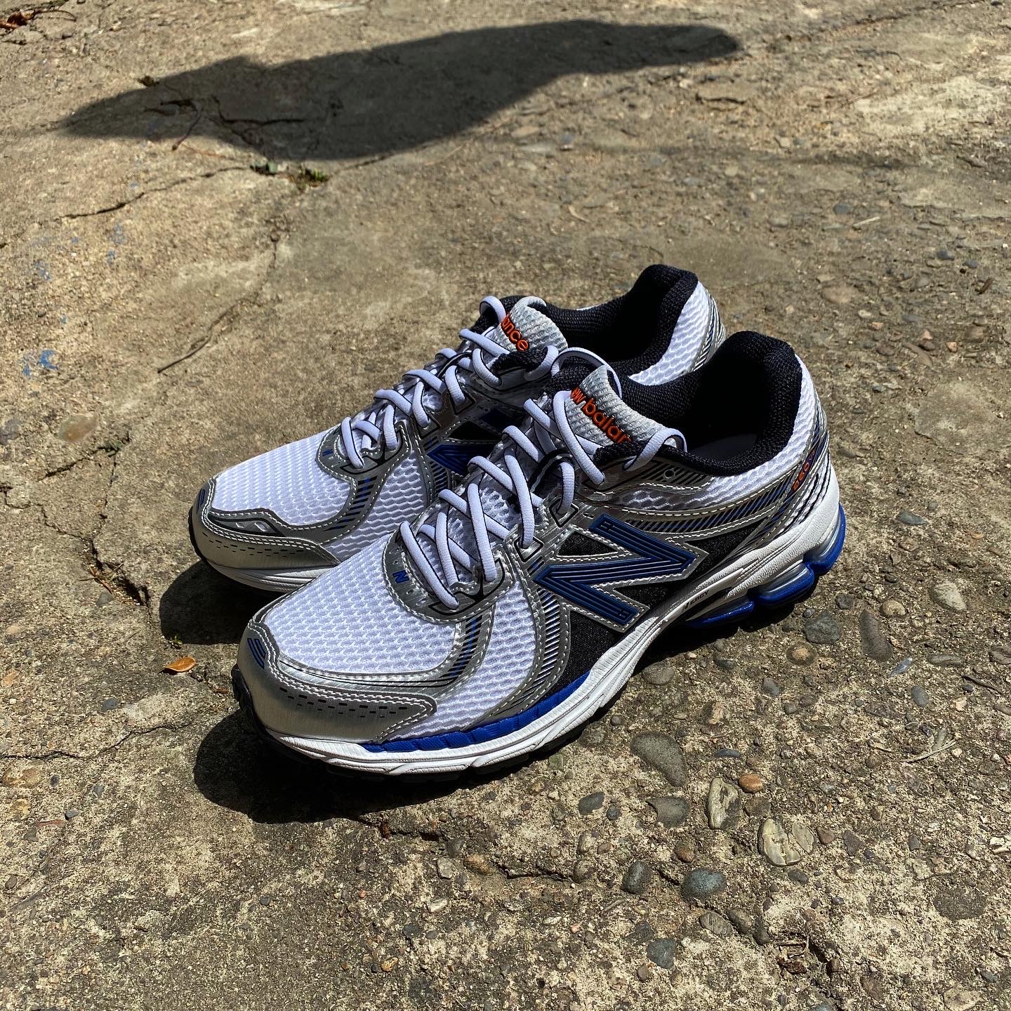 New Balance 860v2 Metallic Silver 착용 스타일 - 2