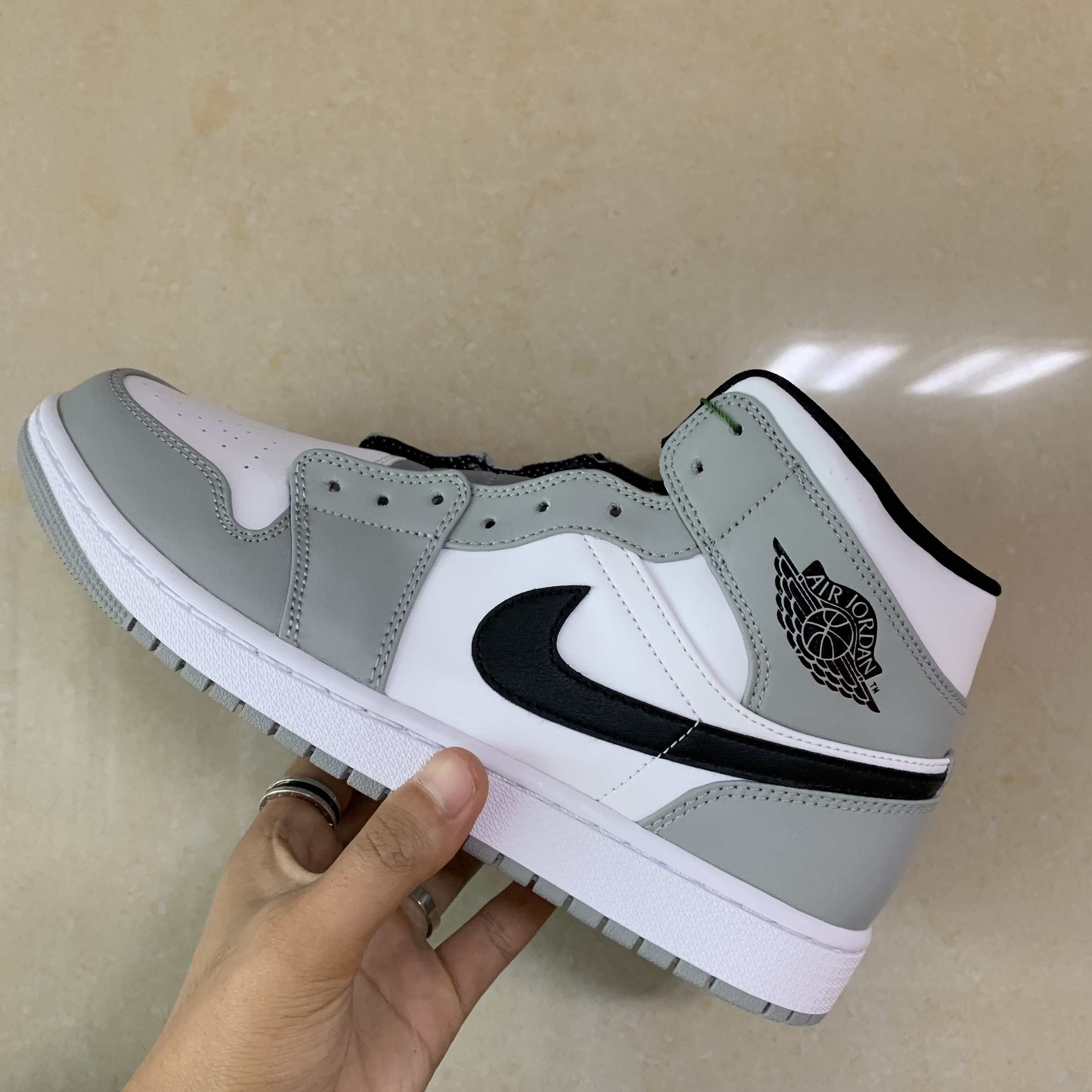 Jordan 1 Mid Light Smoke Grey 착용 스타일