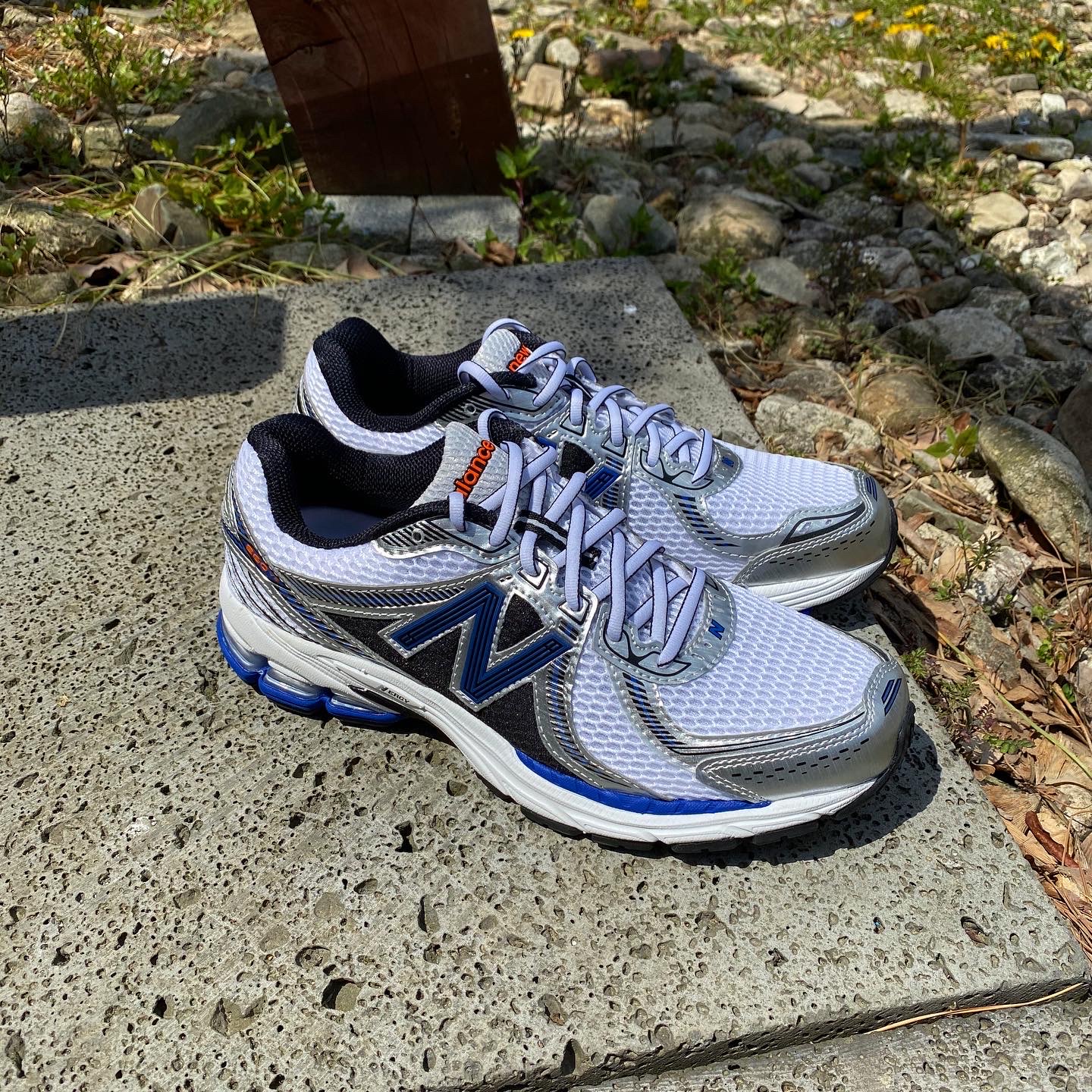New Balance 860v2 Metallic Silver 착용 스타일 - 1