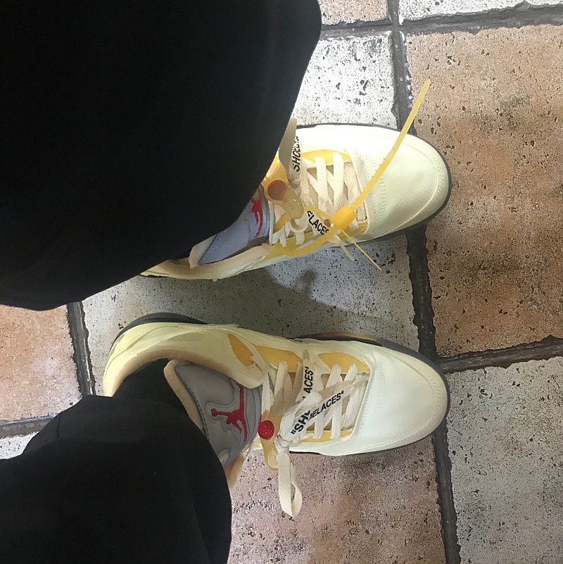 Jordan 5 x Off-White Retro SP Sail Fire Red 착용 스타일