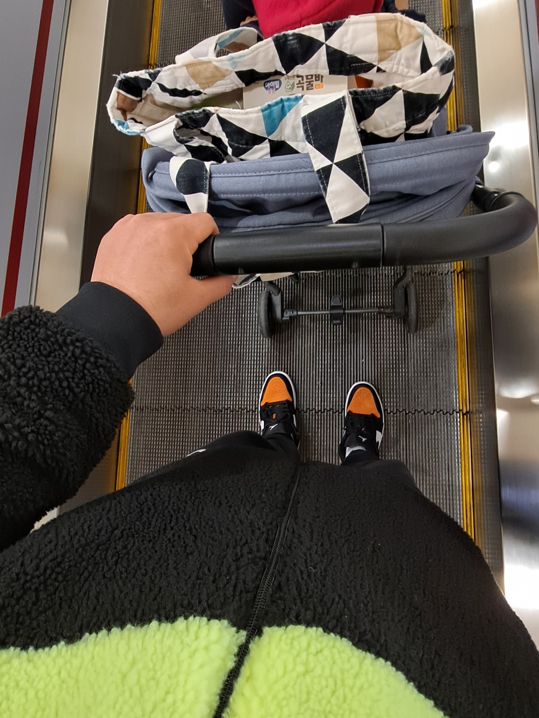 Nike Big Swoosh Full Zip Jacket Black Volt, Jordan 1 Low Shattered Backboard 착용 스타일