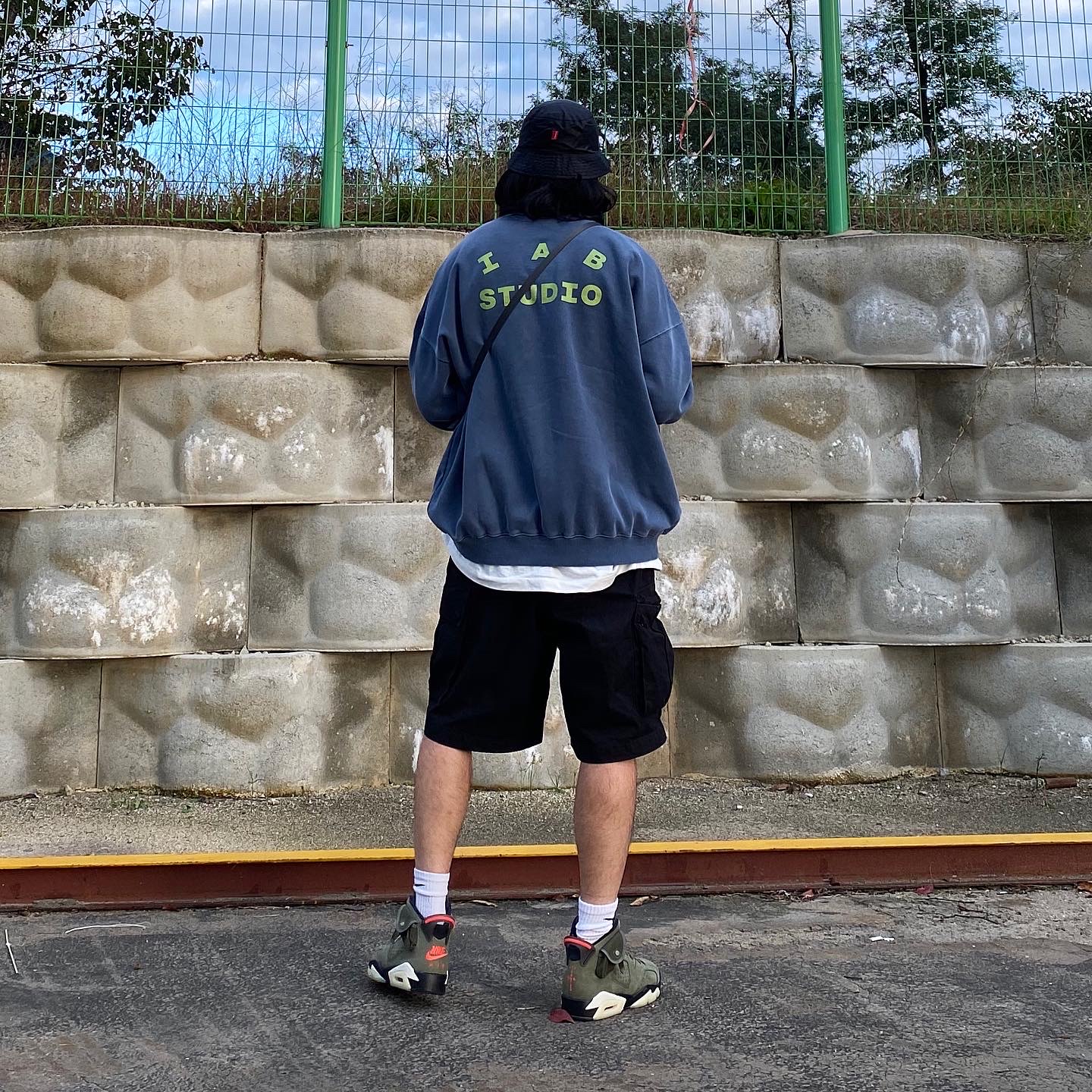 Jordan 6 x Travis Scott Retro Olive, Supreme x The North Face Snakeskin Packable Reversible Crusher Black - 18SS 착용 스타일 - 3