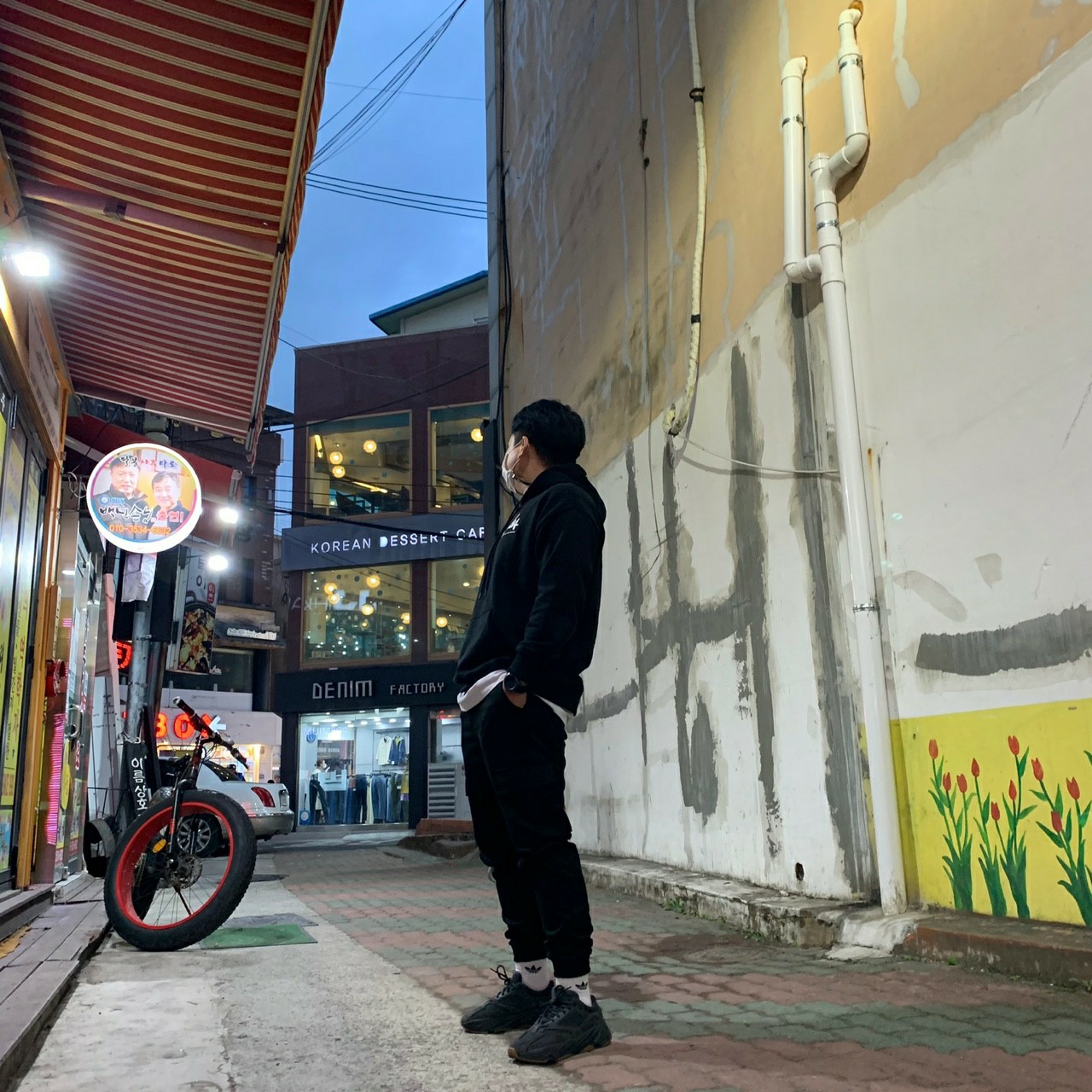 Adidas Yeezy Boost 700 Utility Black 착용 스타일